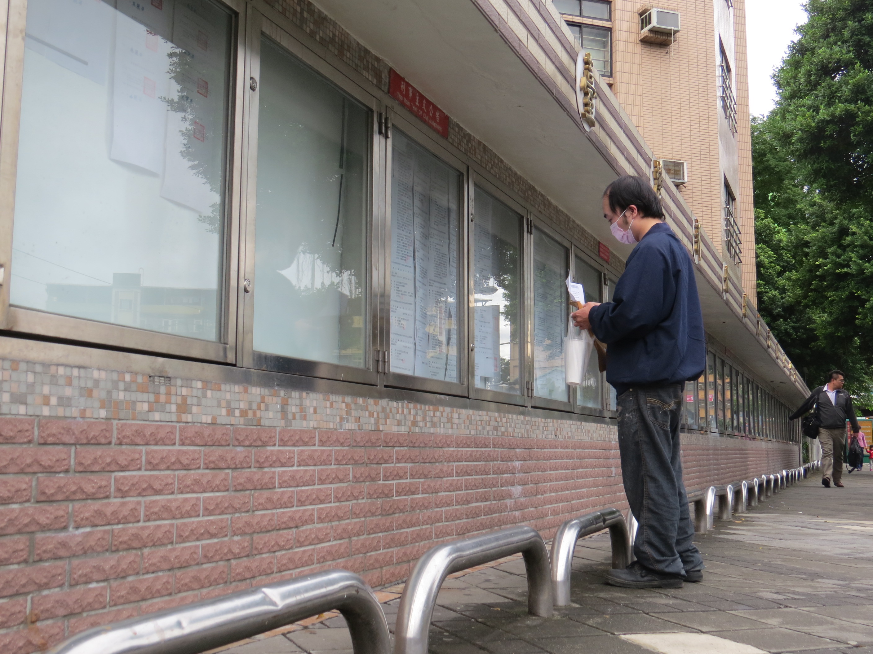 阿翔回到法院附近，明明是無辜的，卻被迫要奔走法院。