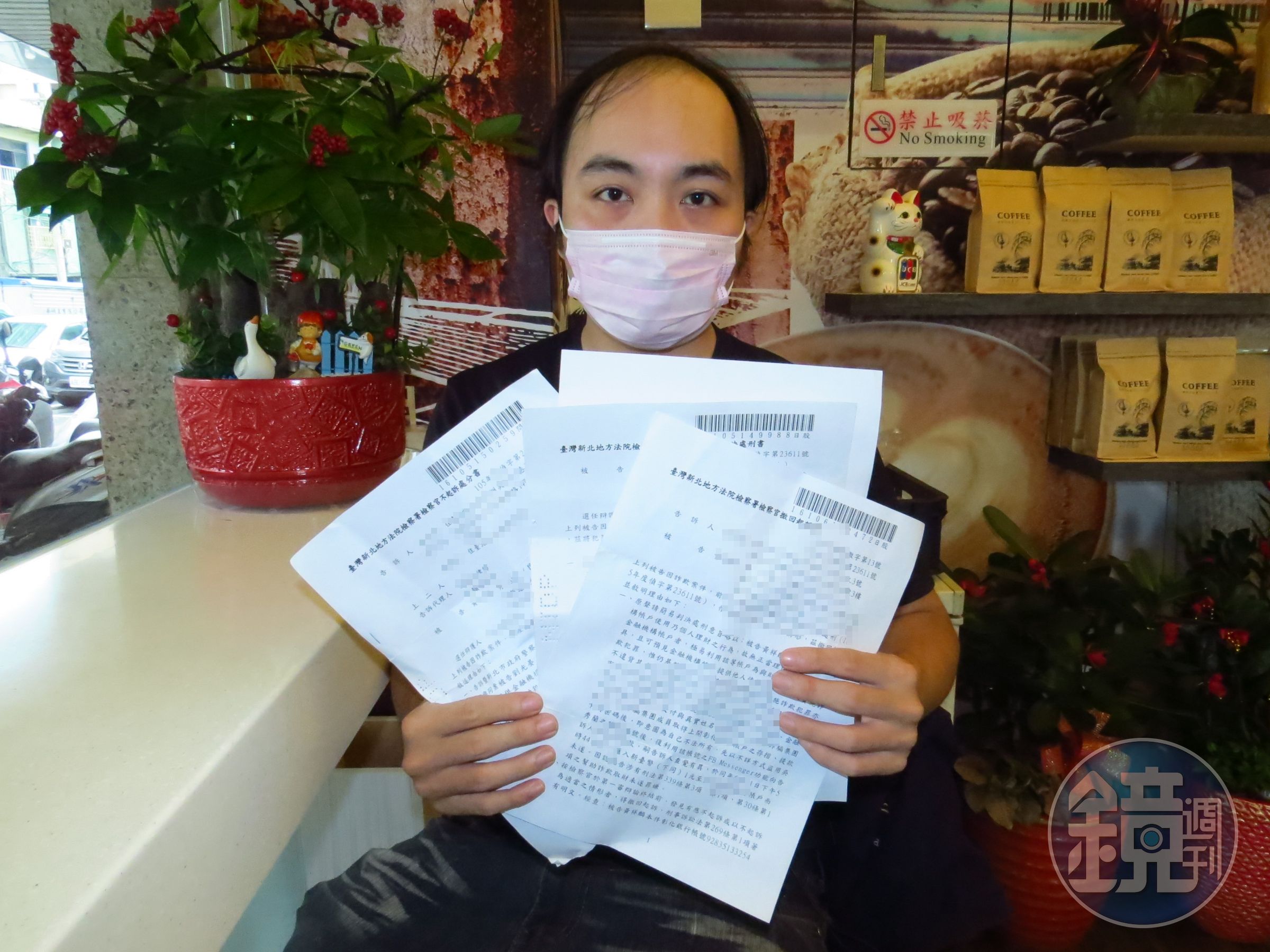 阿翔拿出撤回起訴書與簡易判決處刑書，說明他的無奈。