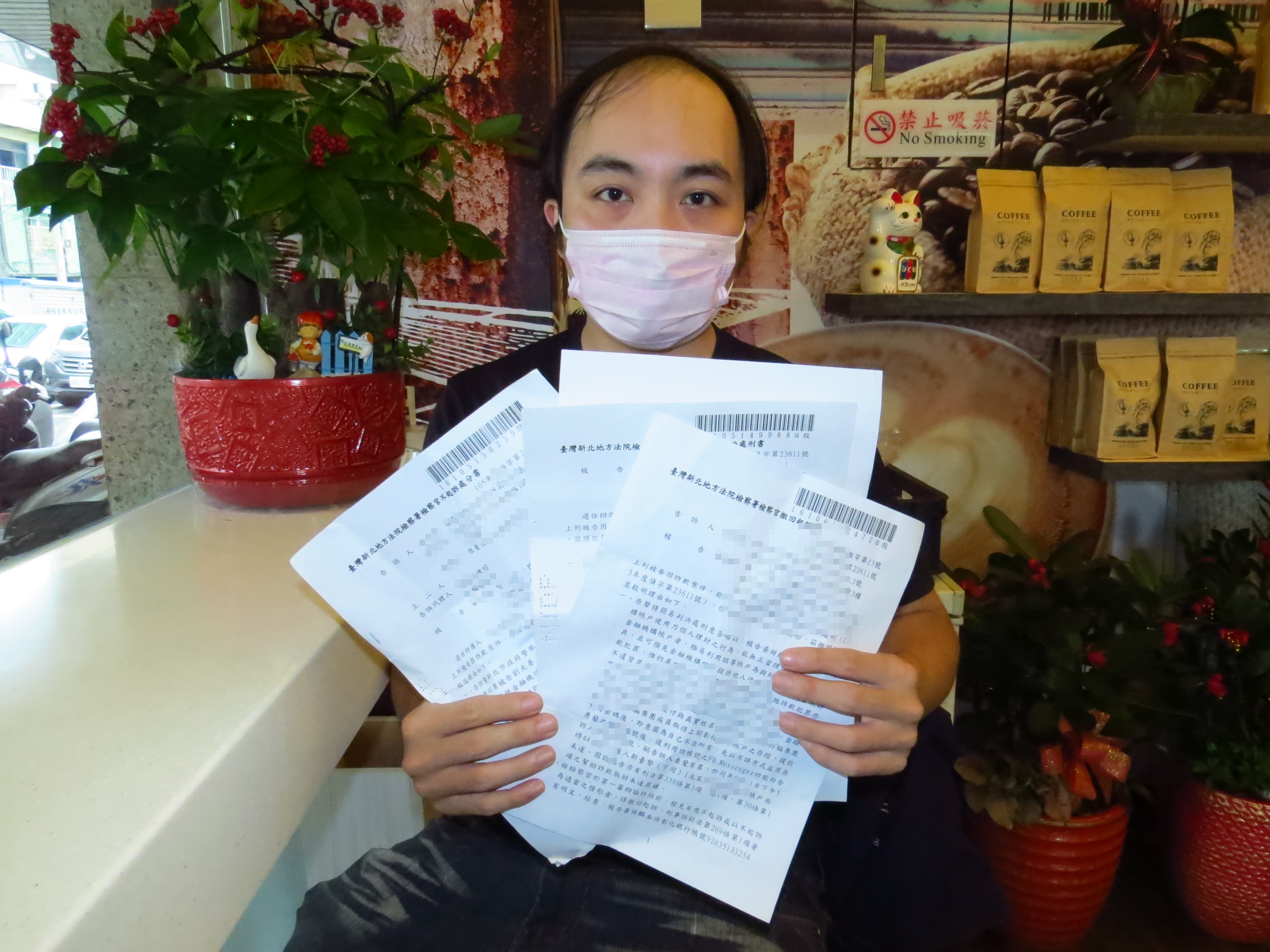 阿翔拿出撤回起訴書與簡易判決處刑書，說明他的無奈。