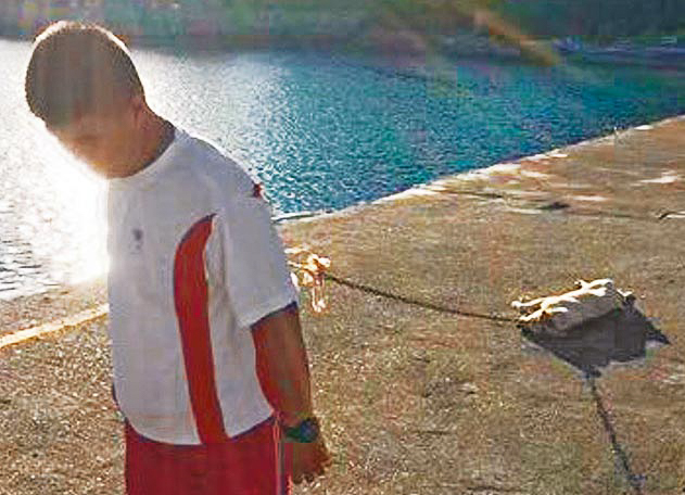 去年6月海軍陸戰隊士兵集體虐殺毛小孩，影片曝光引起撻伐。（翻攝網路）