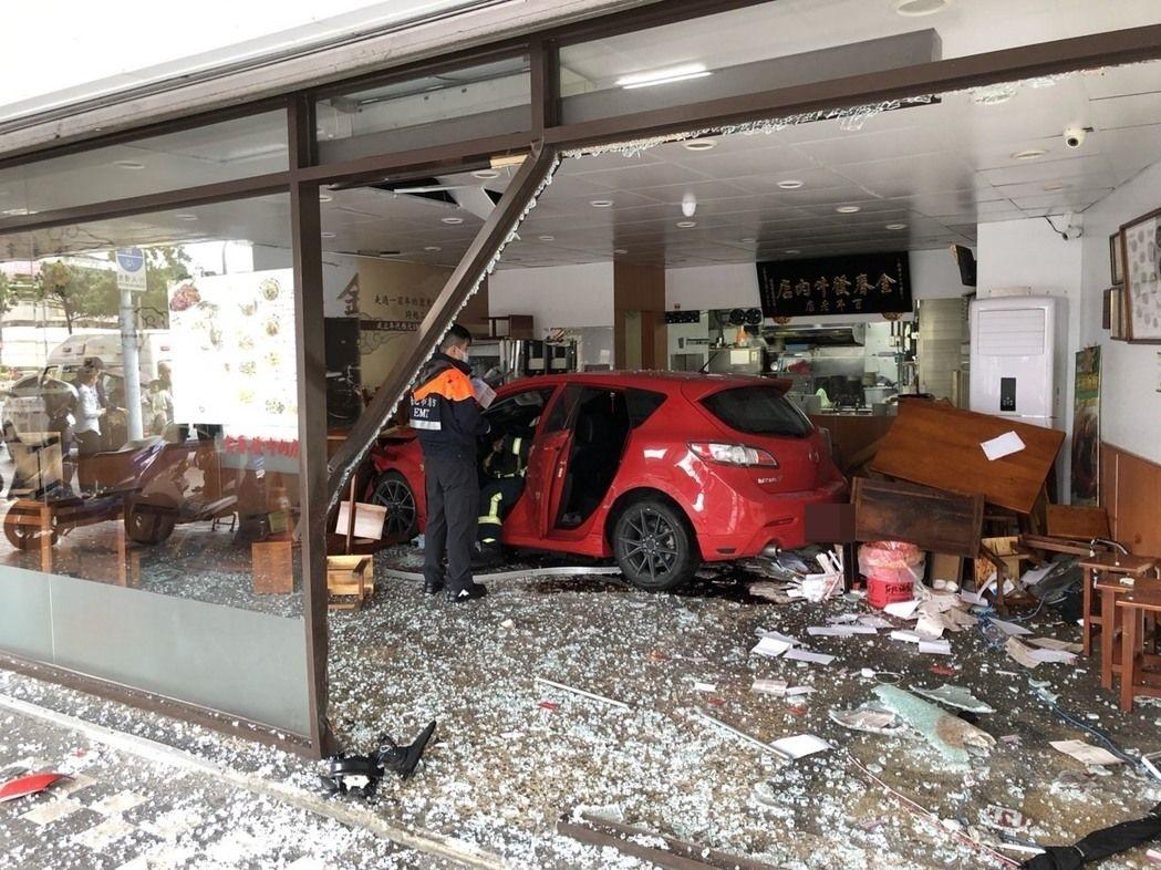 今(21)日上午9時一台紅色馬自達3無端撞入金春發昆陽店,所幸無人受傷。(翻攝畫面)