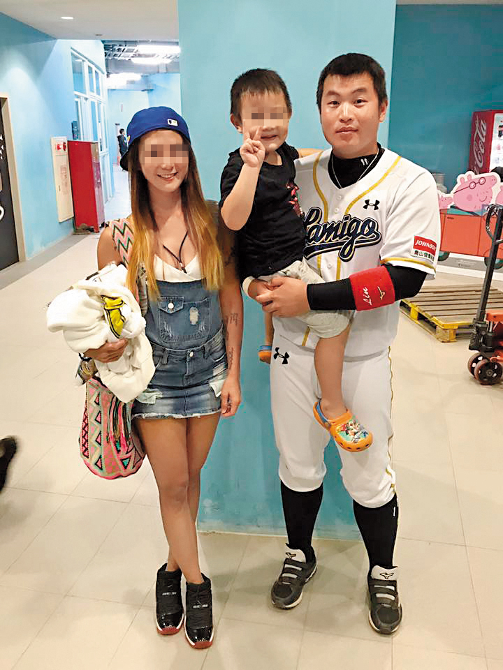 林泓育老婆哆哆(左)在臉書曬出一家人天倫合照。(翻攝自哆哆臉書)