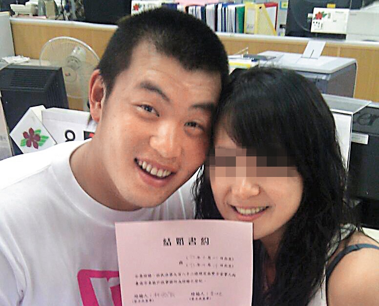 林泓育2013年和球迷哆哆結婚，還開心在臉書po照，想不到婚姻觸礁。（翻攝自林泓育臉書） 
