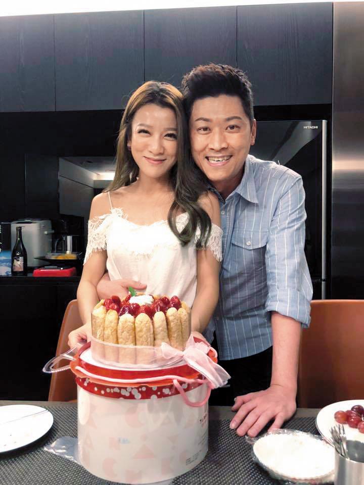 侯昌明與曾雅蘭在圈中搶錢有道,身家豐厚,但侯昌明依然小氣如故,疑似連20元停車費都要省而違停人行道。(翻攝自侯昌明臉書)
