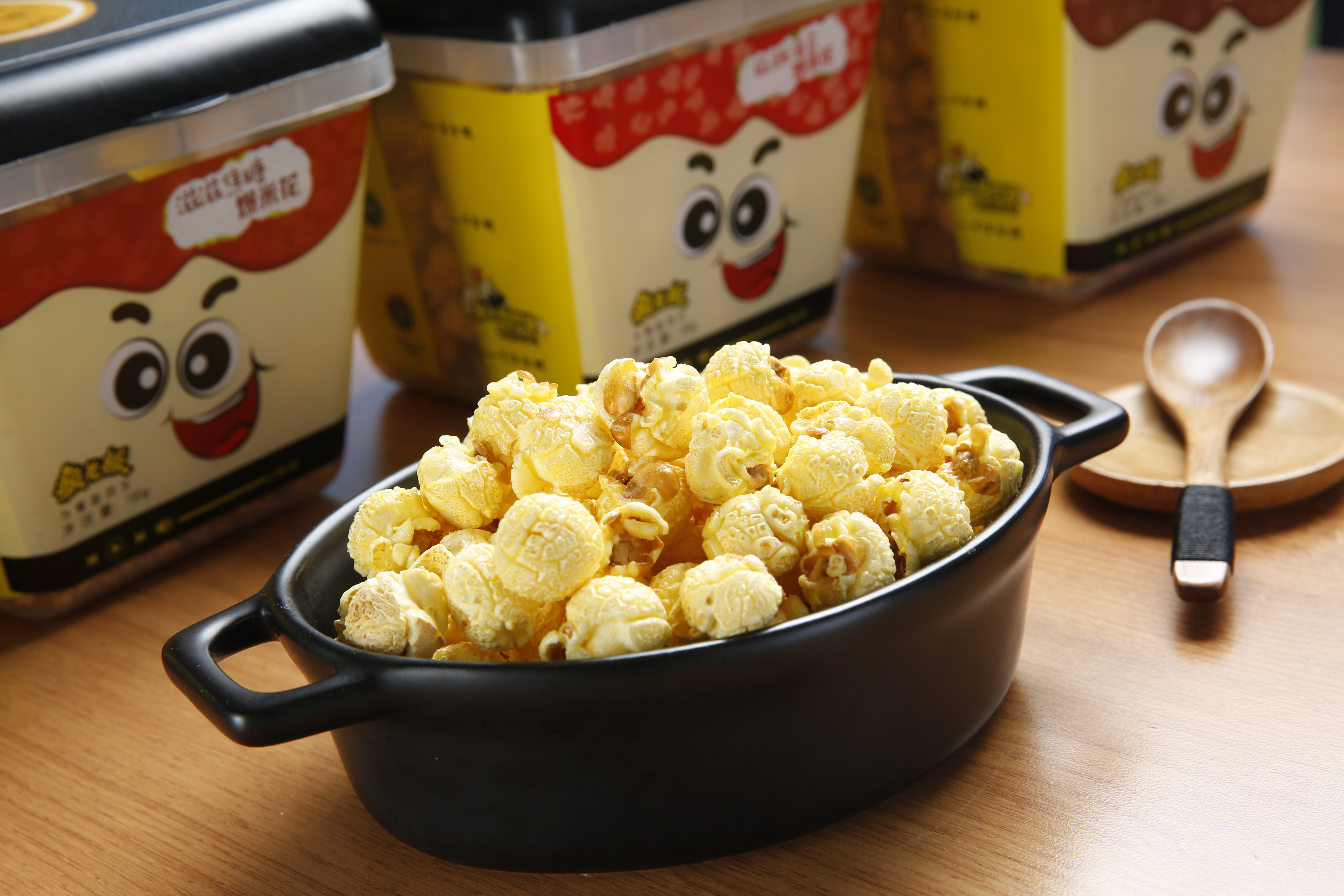 26歲創立「瘋老闆」的酆尚寬，推出網售爆米花的計畫，強調不須到電影院，在家就能享用脆口爆米花。（爆米花112元/桶）