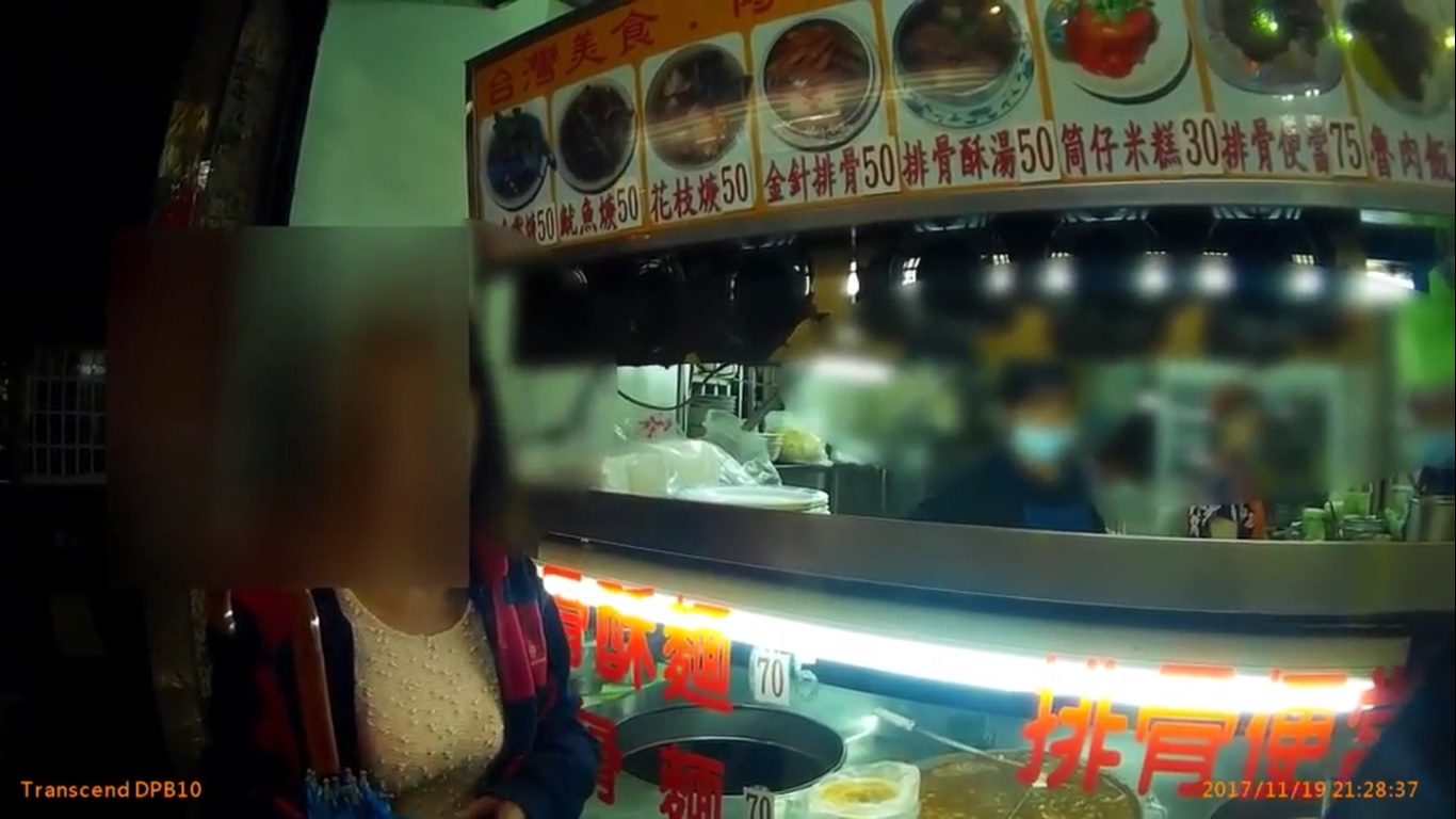吳女為了便當的豆干太辣,要求店家退費遭拒,最後竟報警處理。(翻攝畫面)