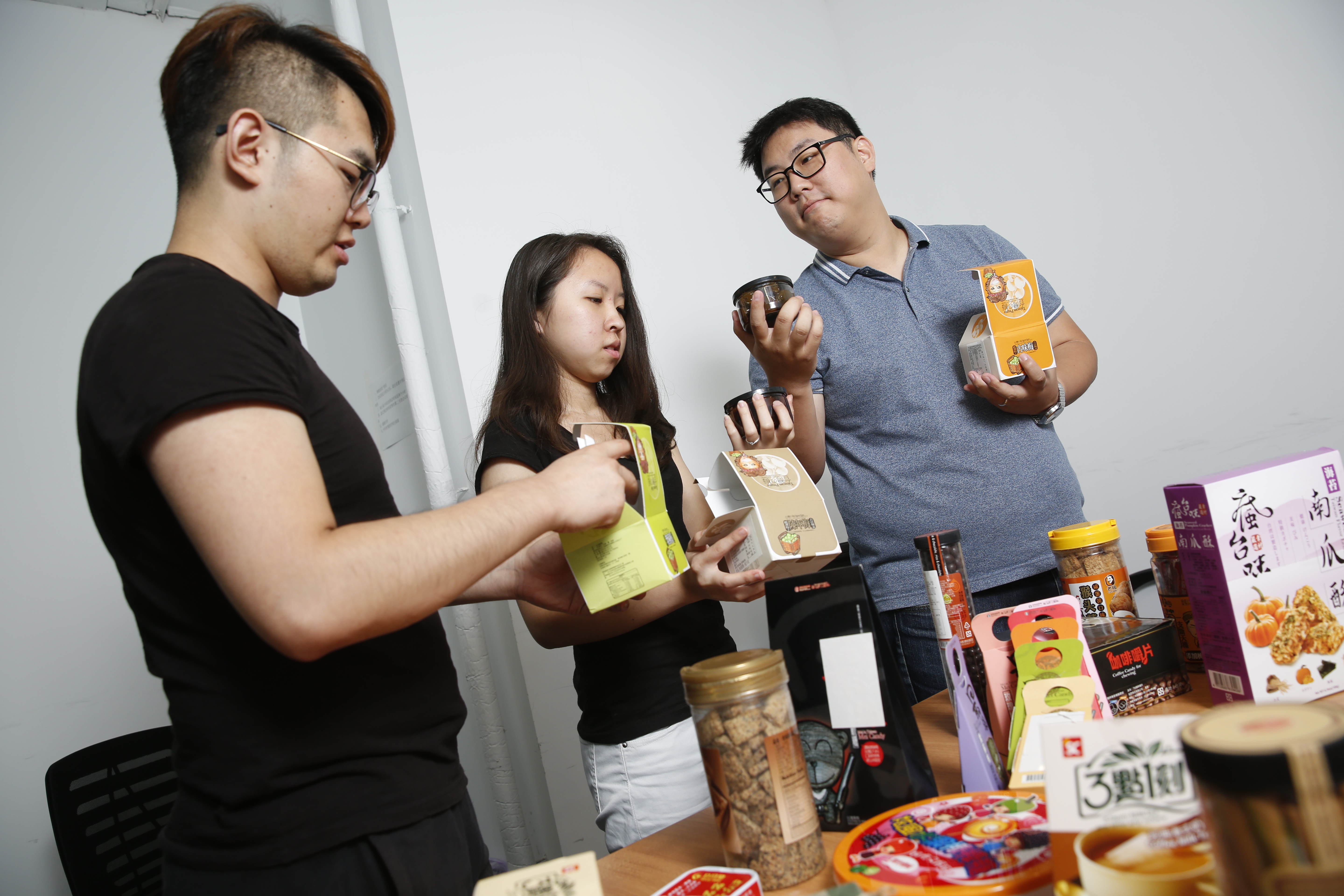 「瘋老闆」不只販售自己研發的零食，也從台灣進口知名零食，如三點一刻奶茶和老楊方塊酥等。