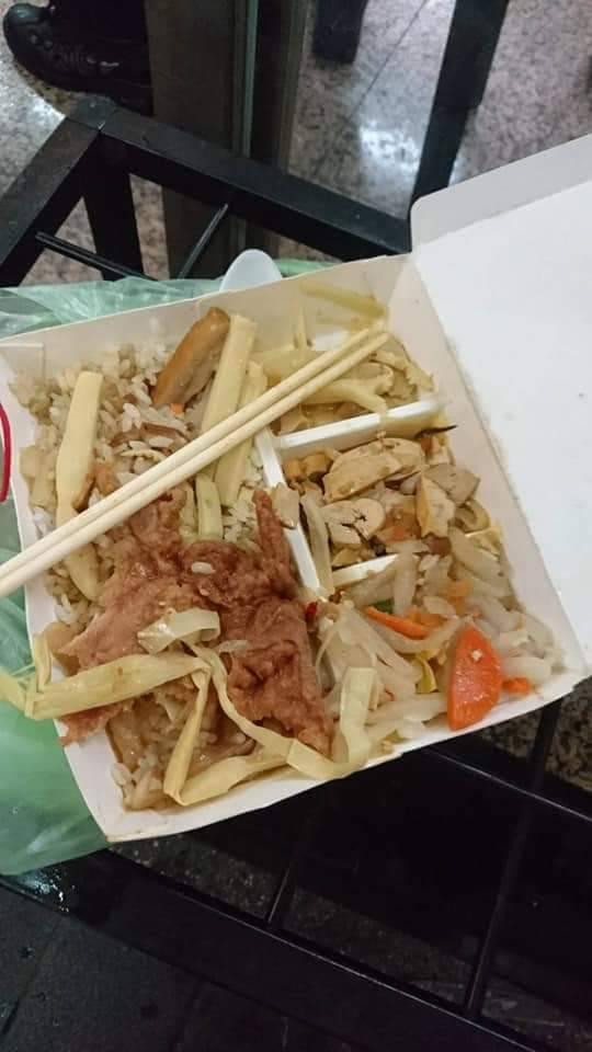 該便當已被吳女吃了一半，店家認為已沾上她的口水，不予退費。（翻攝畫面）