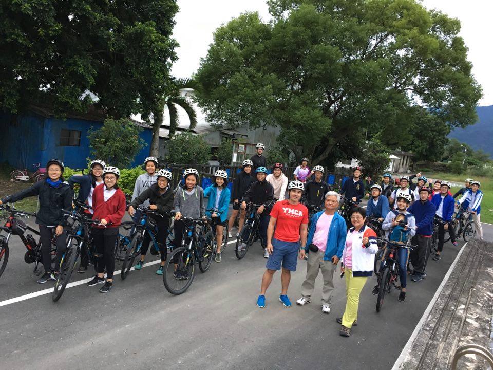 一群來自新加坡的學生被博崴媽媽成立的面山學校吸引，來台在原住民部落參加登山教育活動。