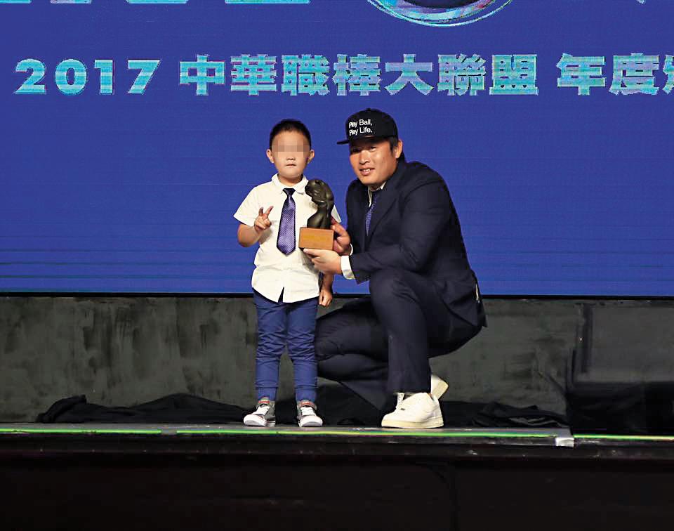 林泓育2017年獲得年度最佳指定打擊。