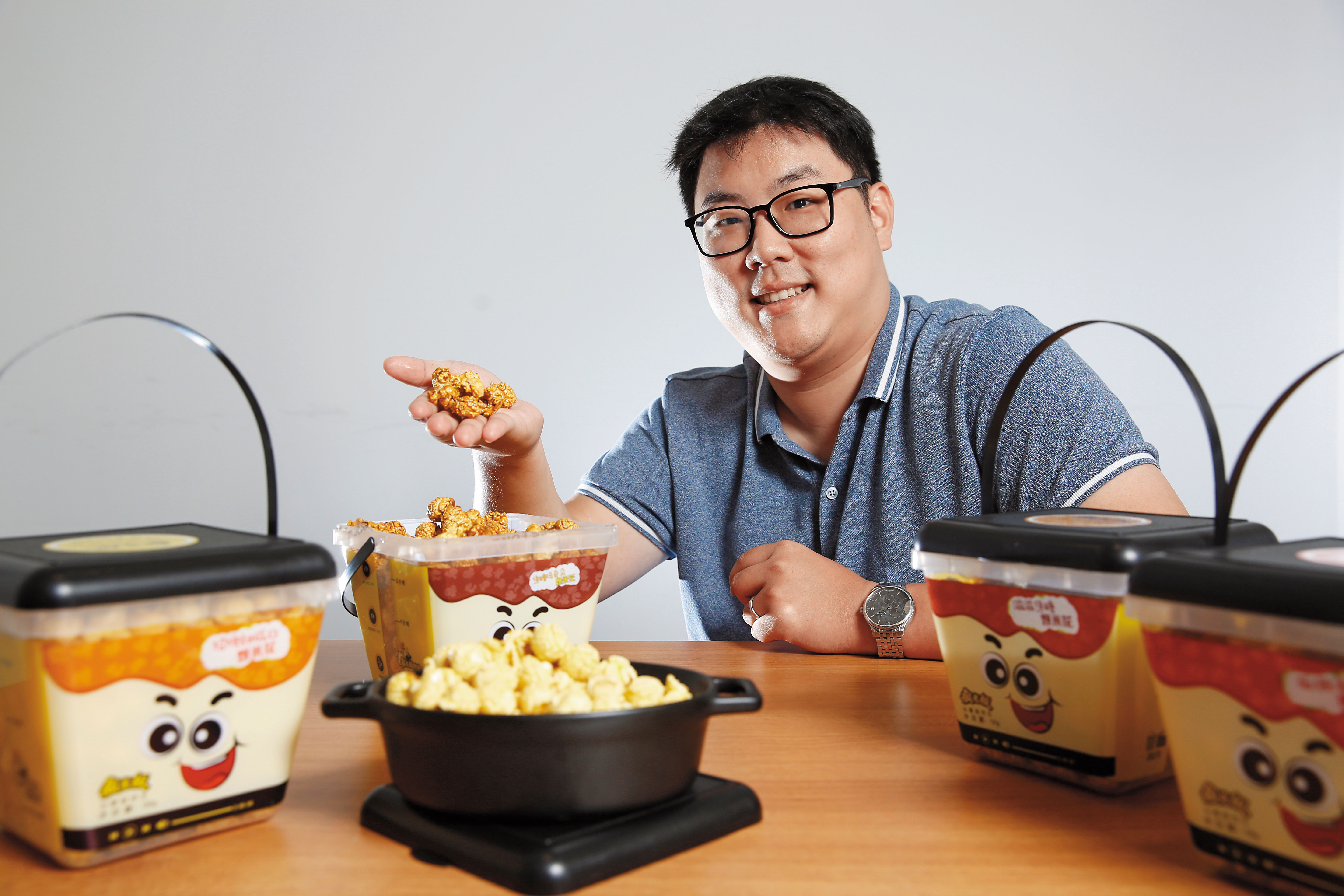 26歲那年，酆尚寬在宿舍看劇得到靈感，推出網售爆米花計畫，強調不用到電影院，在家就能享用脆口爆米花。（爆米花112元／桶）