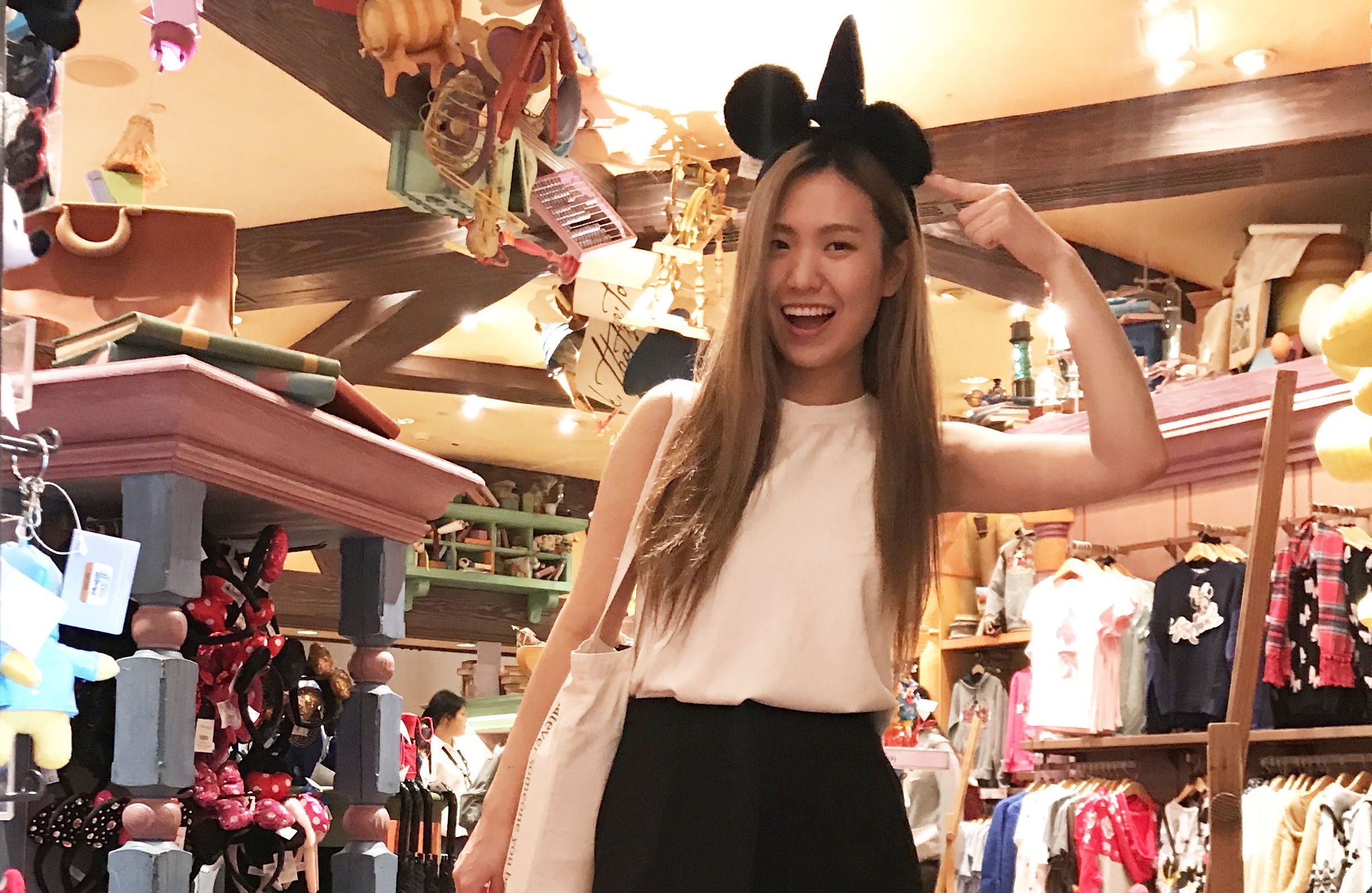 孫盛希到迪士尼樂園玩，見到米老鼠本尊，當場少女心噴發。（滾石提供）