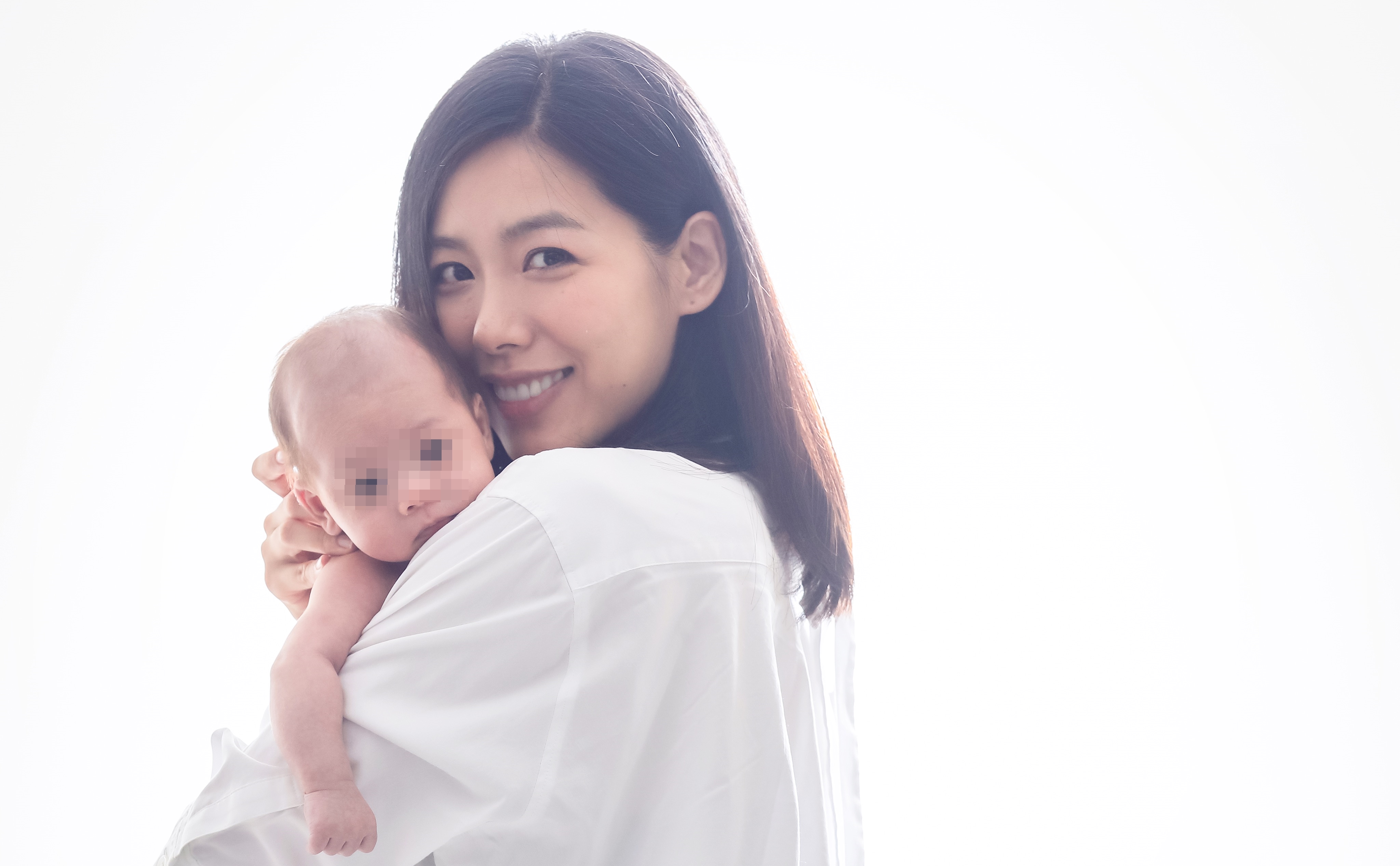 林可彤趁著兒子滿月時，一家4口拍全家福，幸福滿滿。（會星堂提供）