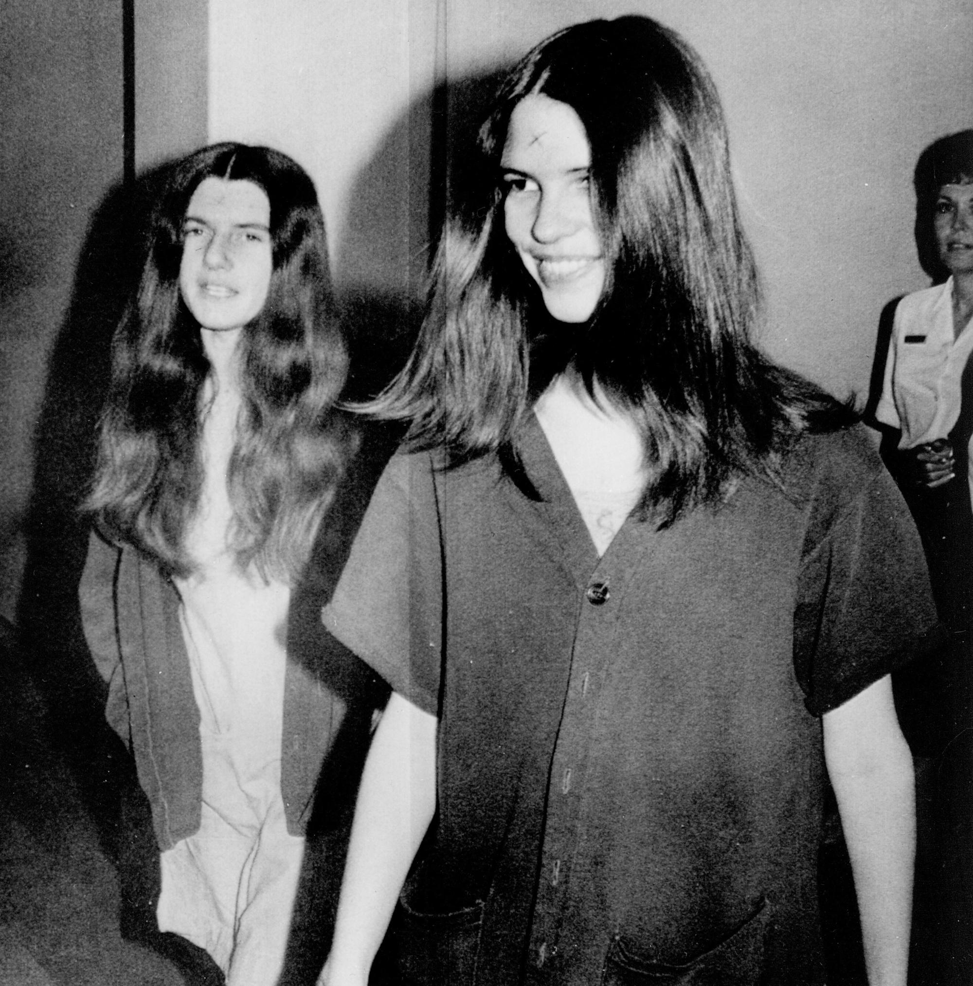 查爾斯曼森的「信徒」不少是出身中上階級的年輕女子。圖為1970年9月1日涉及莎朗蒂連續謀殺案其中兩名凶嫌出庭應訊。(左:Leslie vab Houten;右:Patricia Krenwinkel)(東方IC)