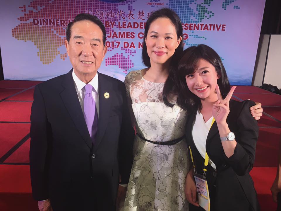 莊惠琪月初到越南採訪APEC，與宋楚瑜、宋鎮邁合照。（翻攝莊惠琪臉書）