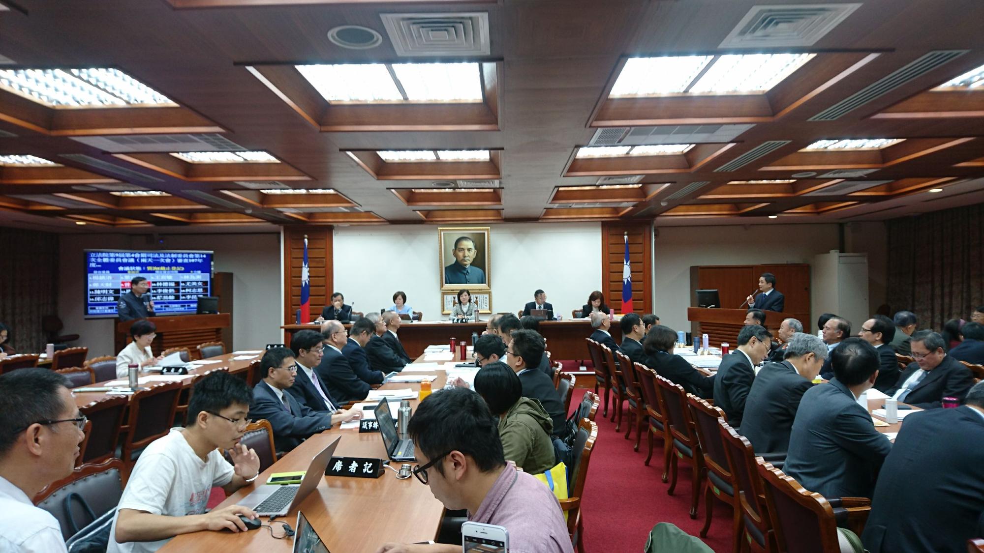 劍青改呼籲曾委員恪遵法律界限,謹守國會議員分際。