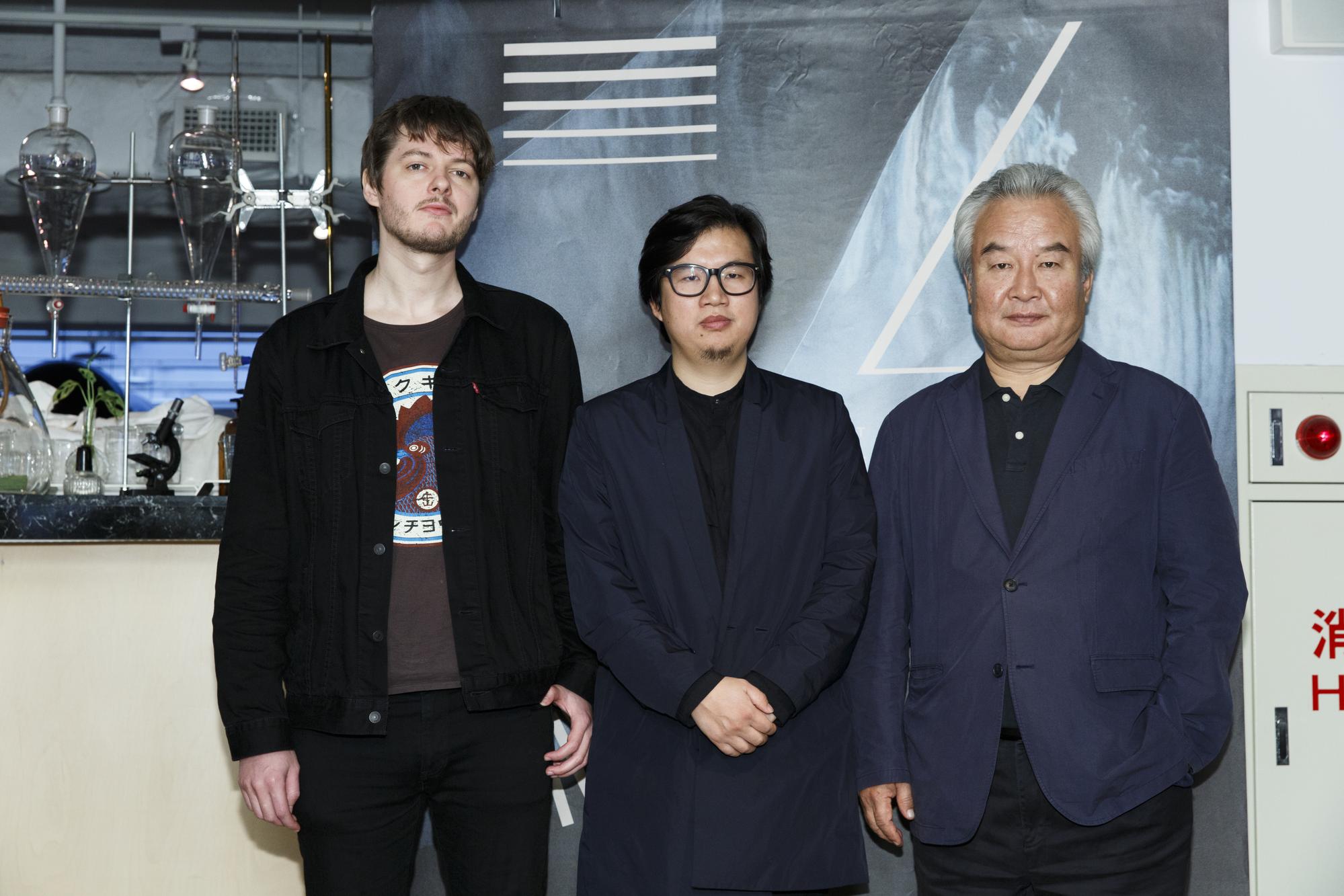 入圍本屆金馬最佳男主角等4項大獎的《老獸》導演周子陽（中）、演員涂們（右）、攝影師馬提亞斯與台灣媒體茶敘。
