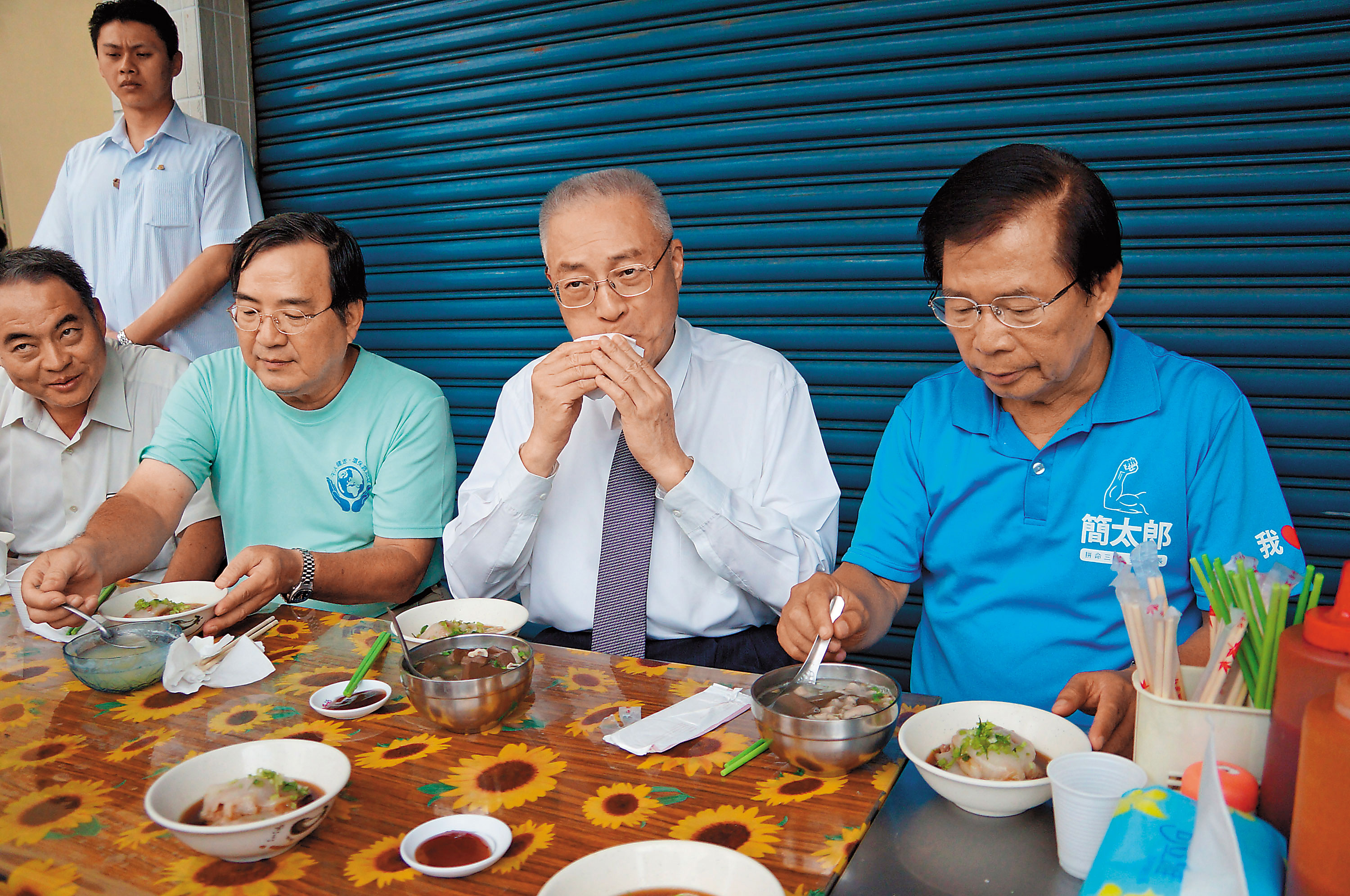 2014年吳敦義曾南下屏東，替當時參選屏東縣長的政務委員簡太郎賣力輔選。（中央社）