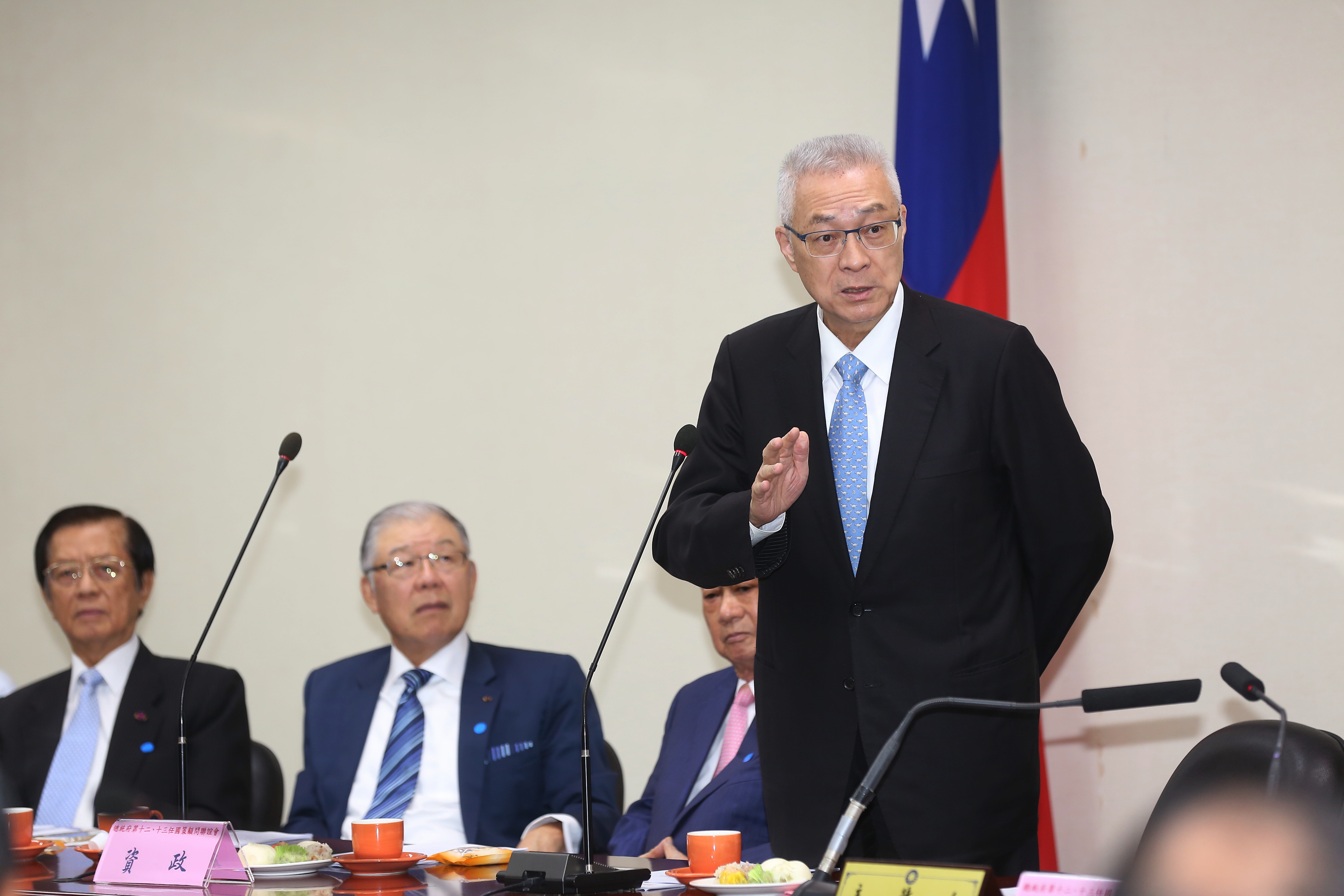 吳敦義否認曾與時任行政院祕書長的簡太郎或前台銀總經理蕭長瑞談過獵雷艦案。