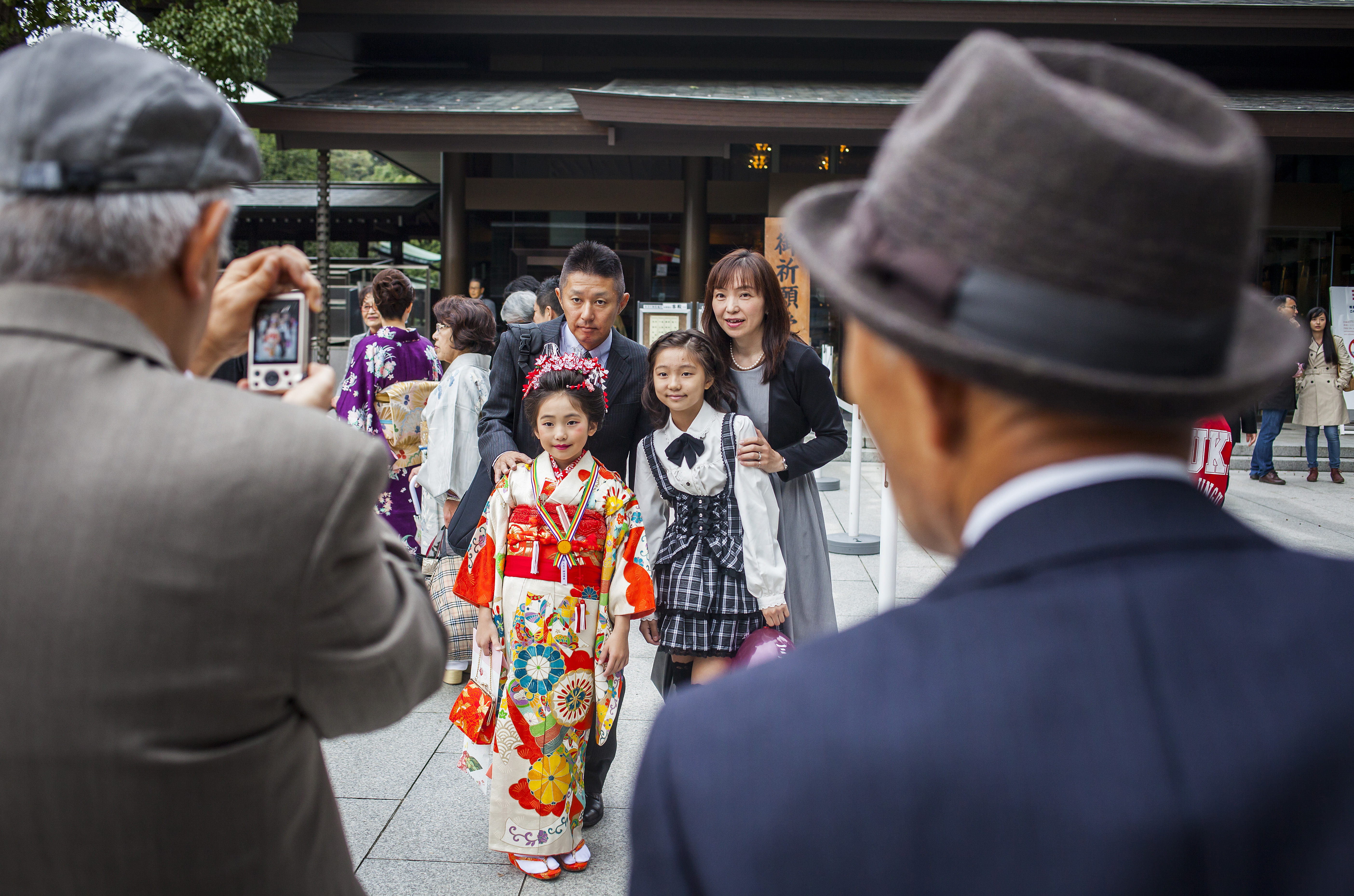 看似和樂的一家人，卻有可能是「家人租借」服務，製造出來的假象。（東方IC）