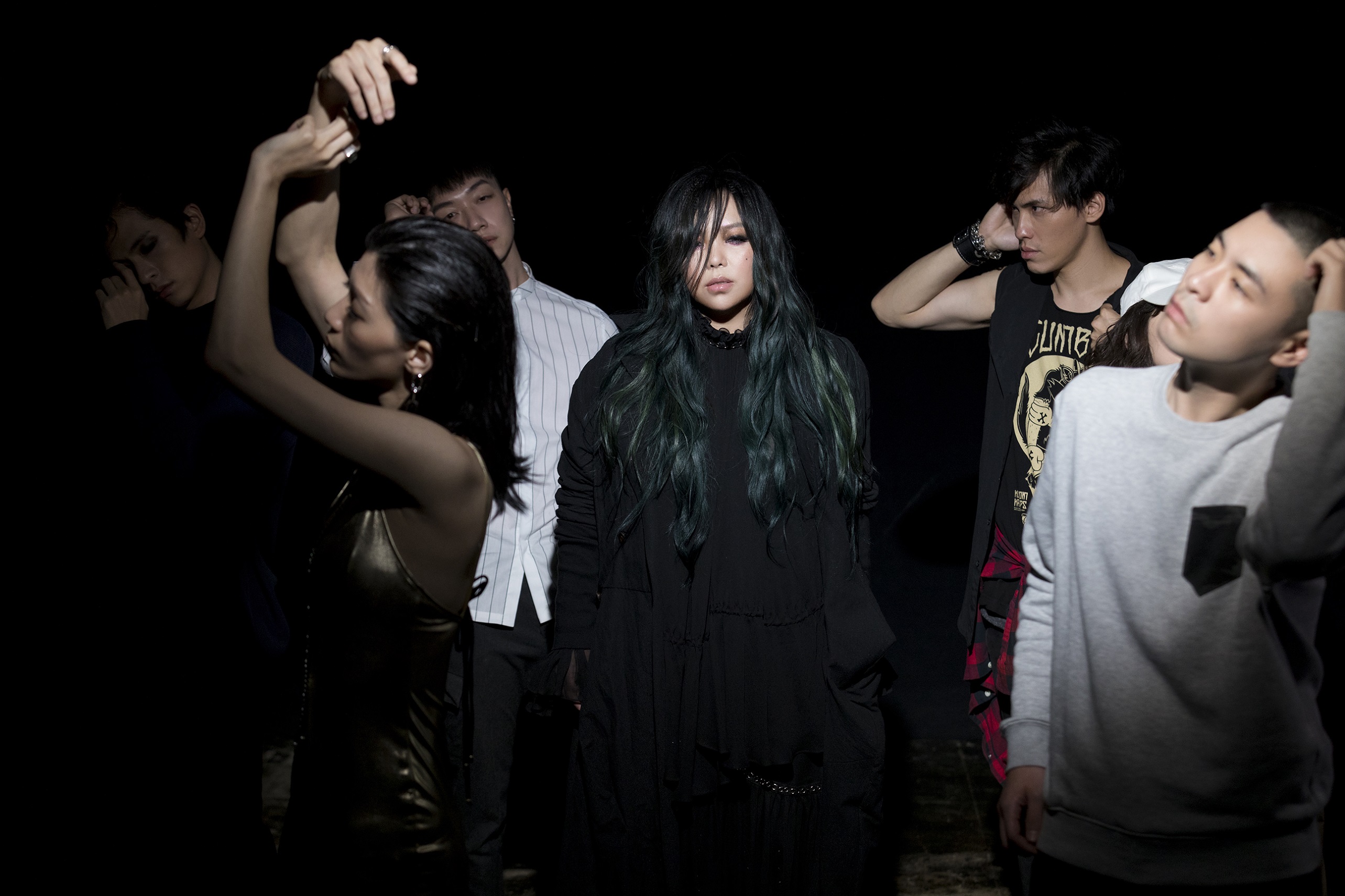 張惠妹首波主打〈偷故事的人〉MV於21日晚間曝光，天后化身旁觀者看遍人生中的各種故事。（EMI提供）