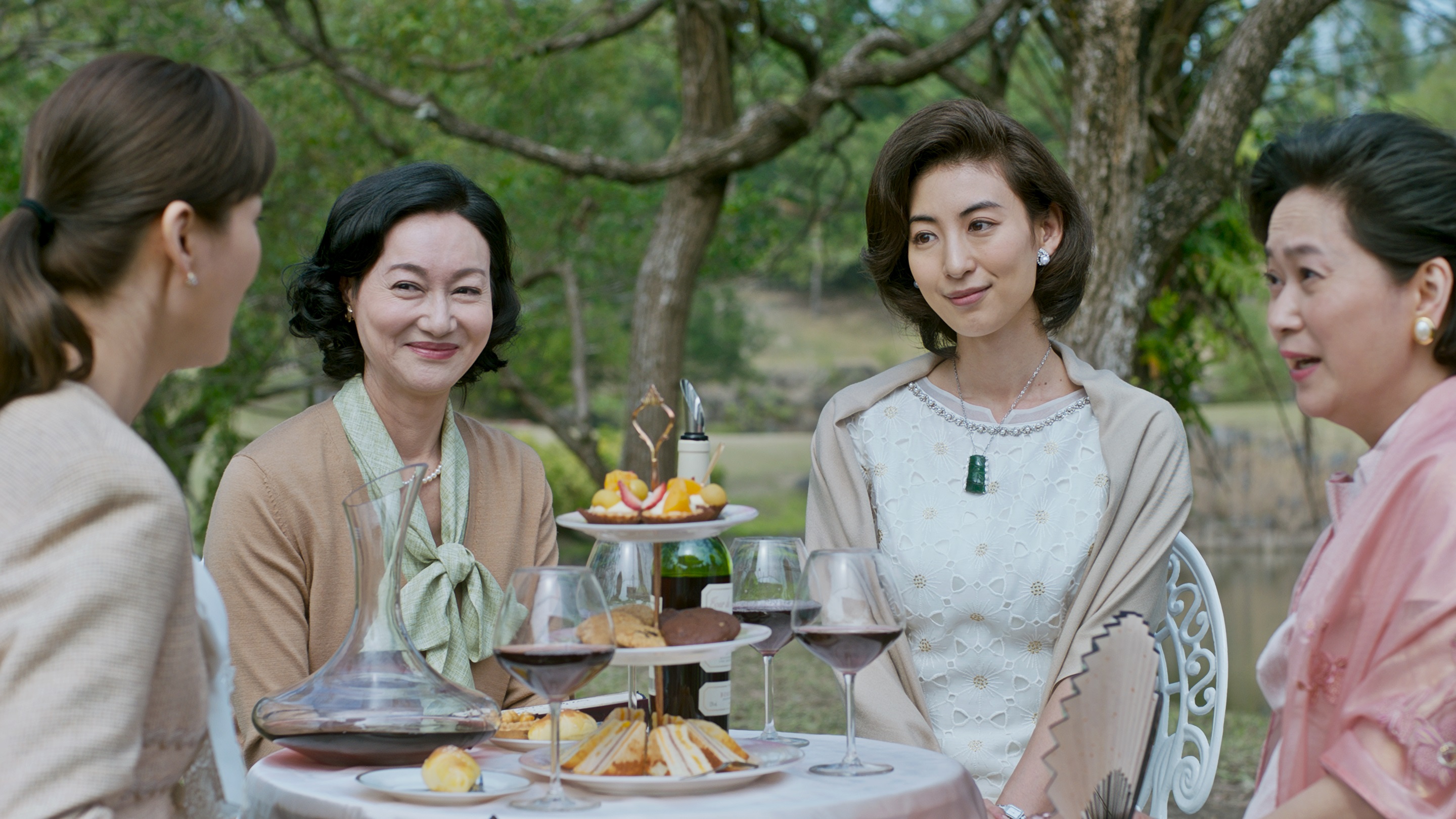 《血觀音》讓觀眾看到官夫人、貴婦、社交名媛建構起一個有趣的人脈網路，這個網路當然不是來當閨密用的，是來暗渡陳倉。（双喜提供）