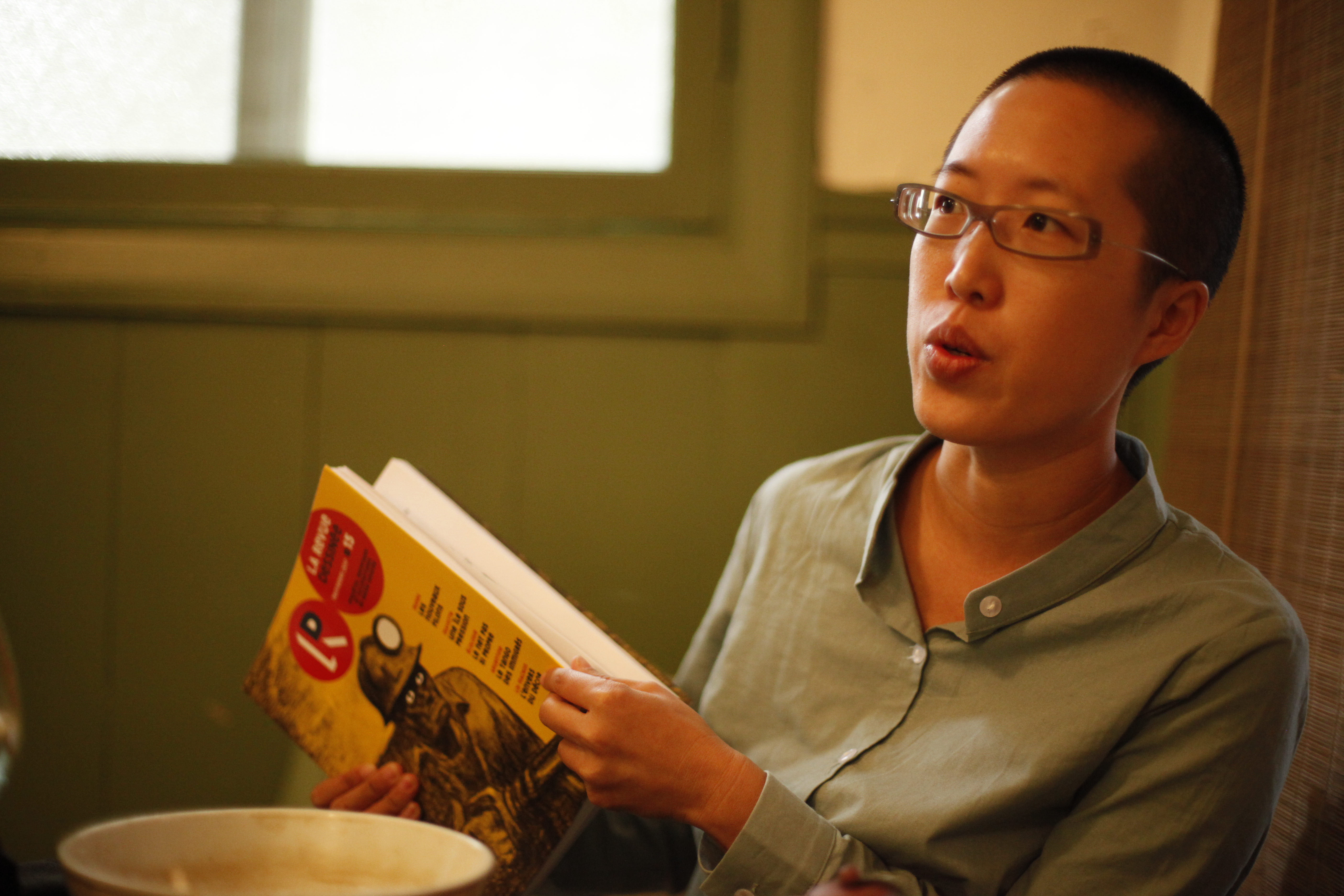 黃珮珊談紀實漫畫刊物在台灣的可能性。圖中為法國紀實漫畫雜誌《視覺時評》。（廖芸婕攝影）