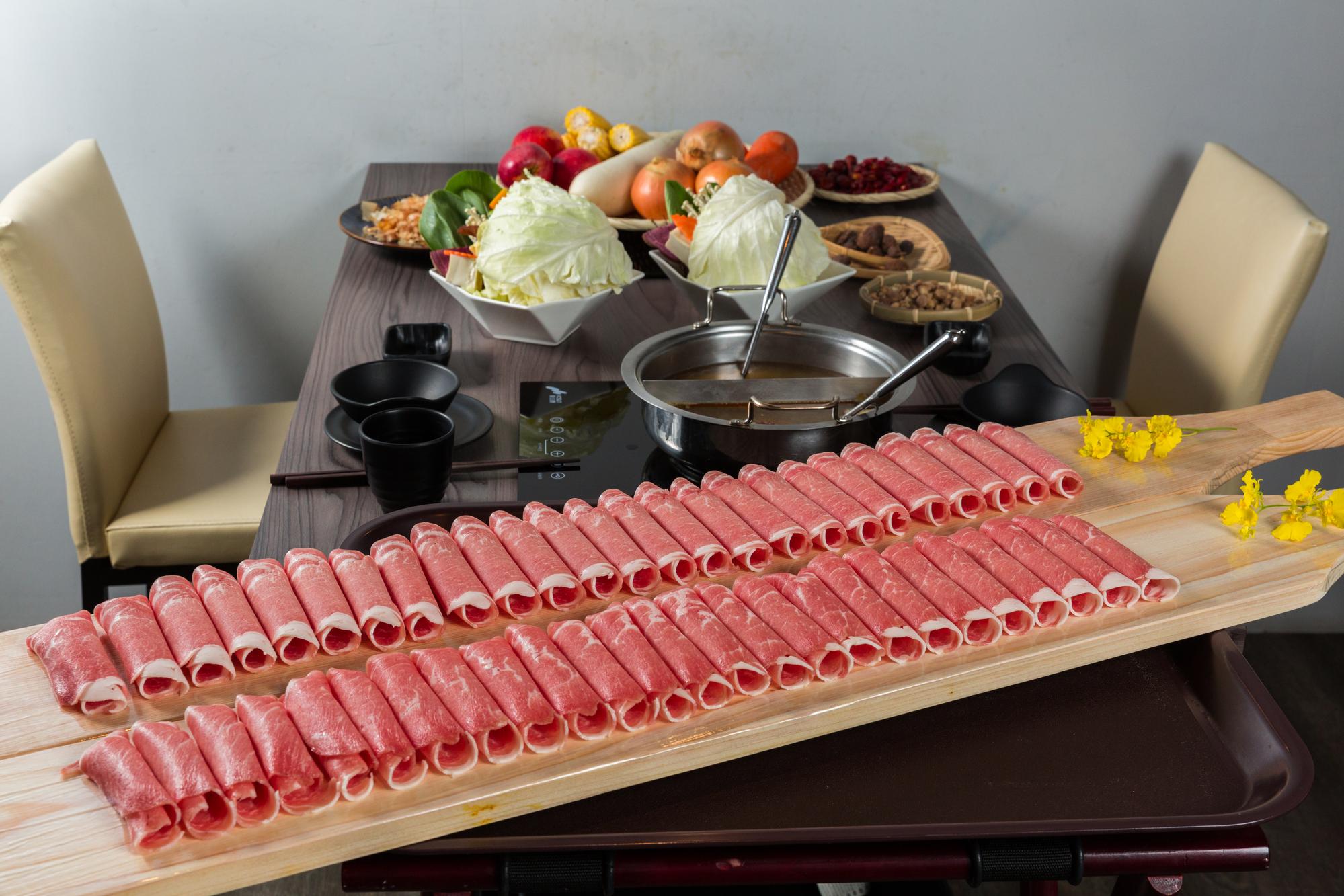 「50大板雙人套餐」的主菜有50片西班牙梅花豬和6隻中型野生胭脂蝦，非常有飽足感。（1,499元／份）