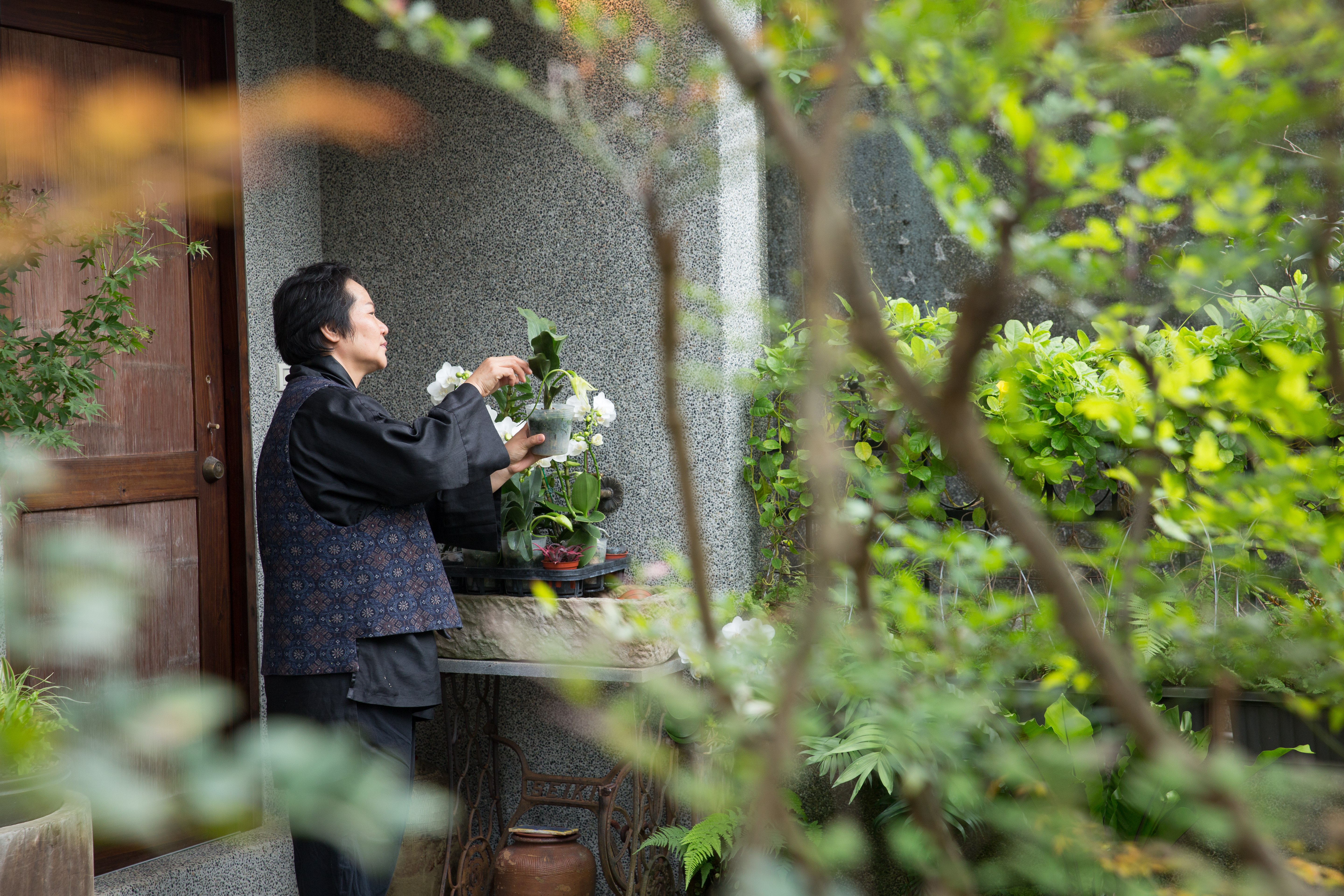 鄭問妻子有台灣傳統婦女的堅韌，成就男人，把自己縮小到幾乎看不見。