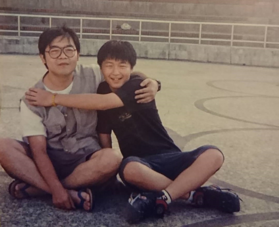 十多年前，鄭問（左）與兒子鄭植羽的合影。（圖：鄭植羽提供）