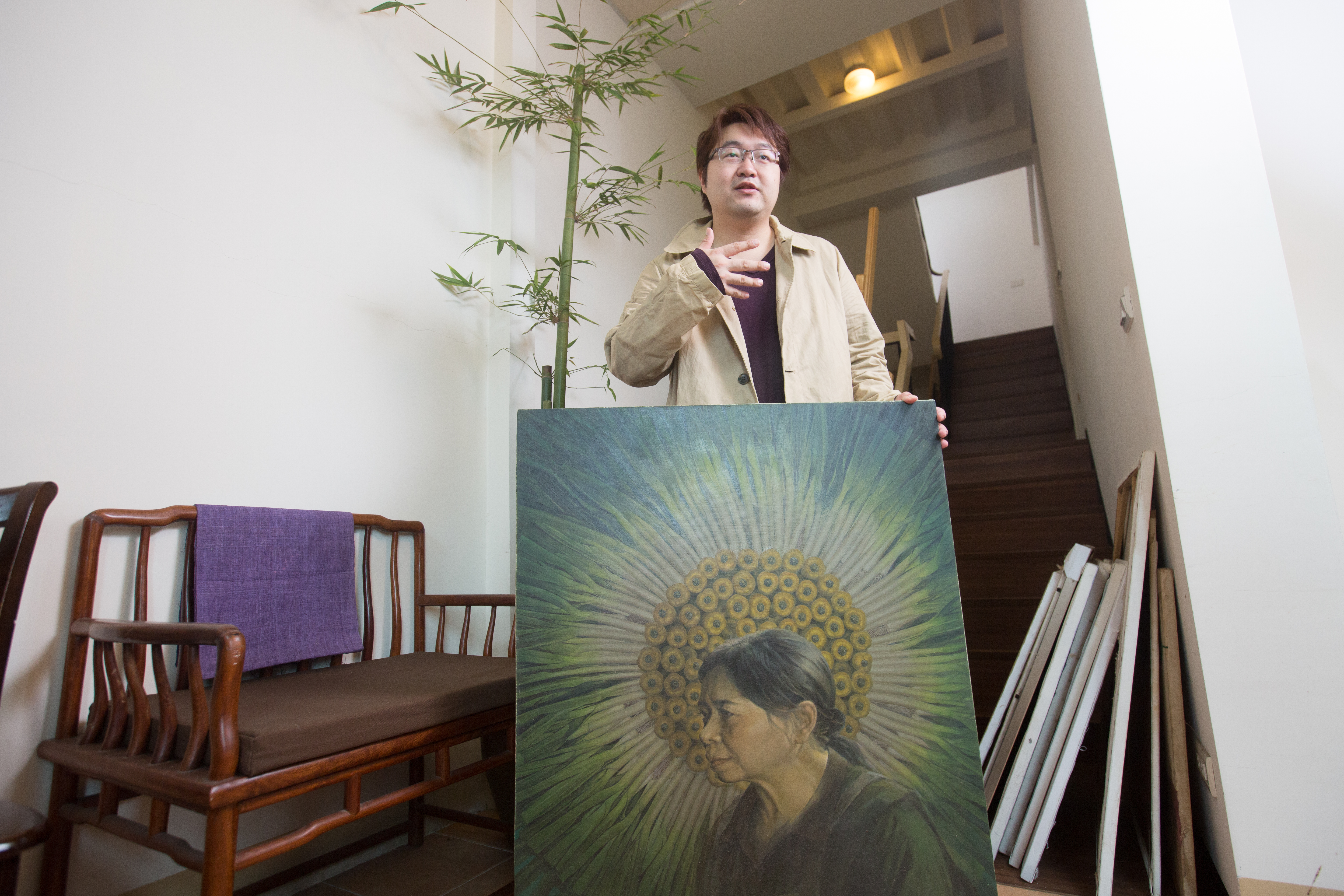 鄭植羽跟父親共同創作的陳樹菊畫像，畫裡用蔥和黃椒排列成花，「代表她是一朵台灣最樸實，也是最堅毅美麗的菜市仔花。」