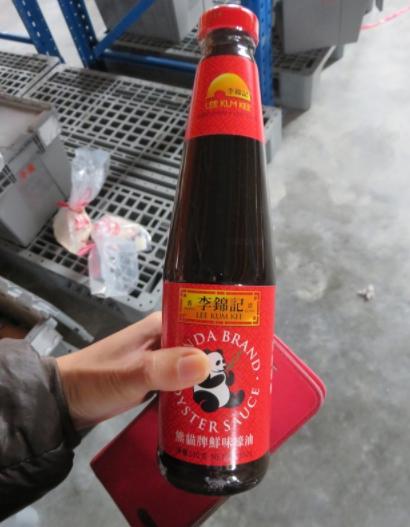 檢調也查扣3,000多瓶過期蠔油。（新北市衛生局提供）