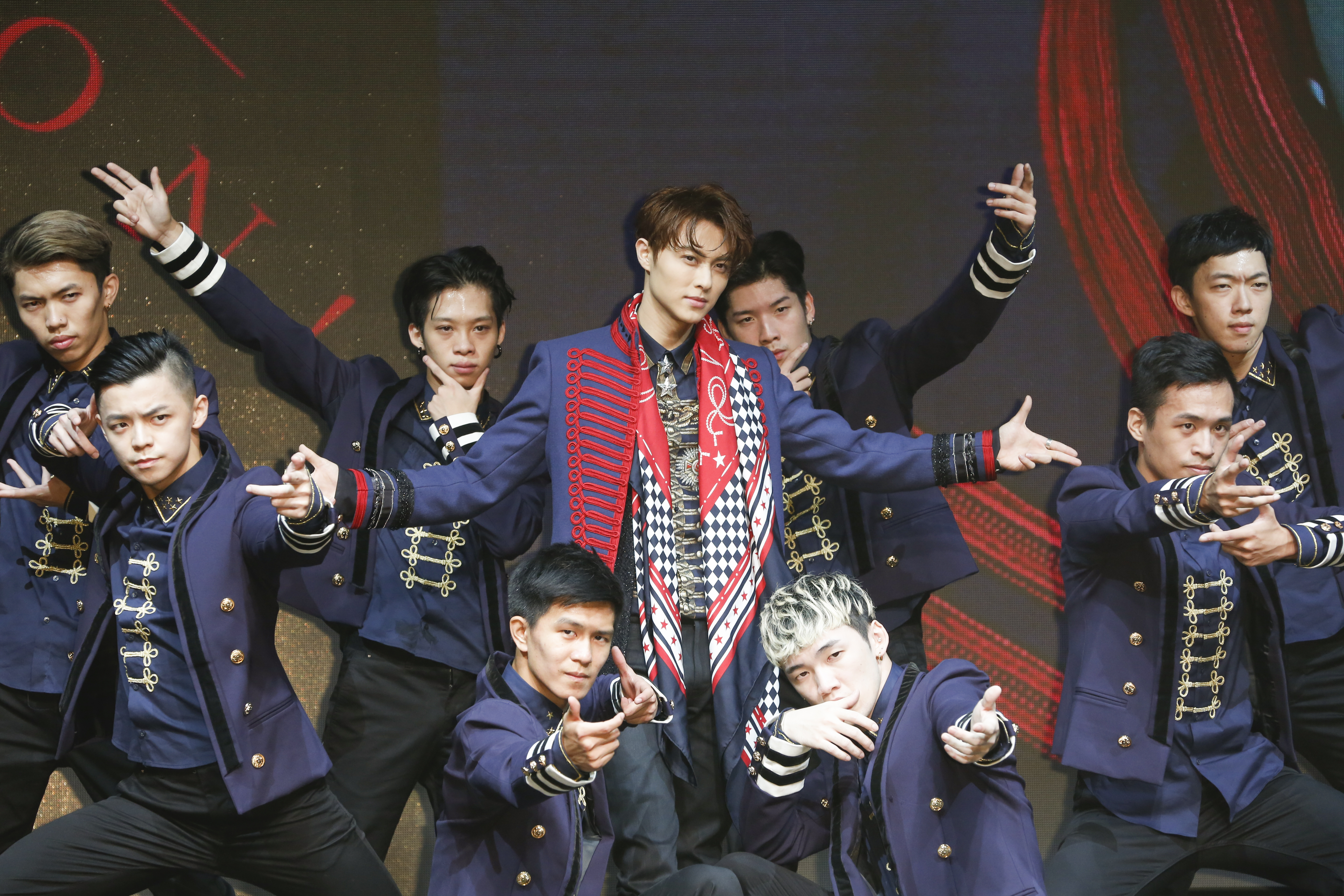 王子邱勝翊推出個人首張EP《Attention！》，記者會上展現苦練舞技。