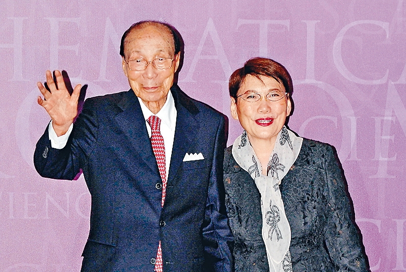 2011年邵逸夫（左）與方逸華一起亮相。（東方IC）