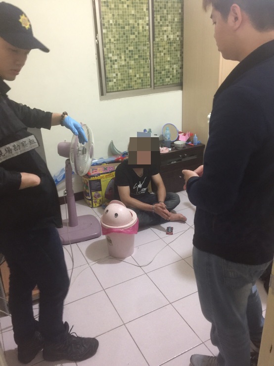 警方前往莊男母子住處逮人,母子企圖畏罪自殺。(警方提供)