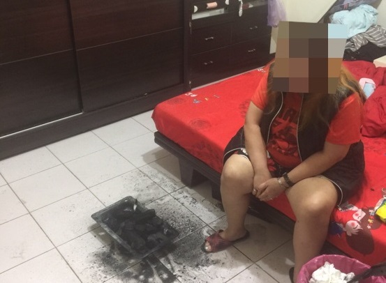 警方前往莊男母子住處逮人，地上還留下燒炭痕跡。（警方提供）