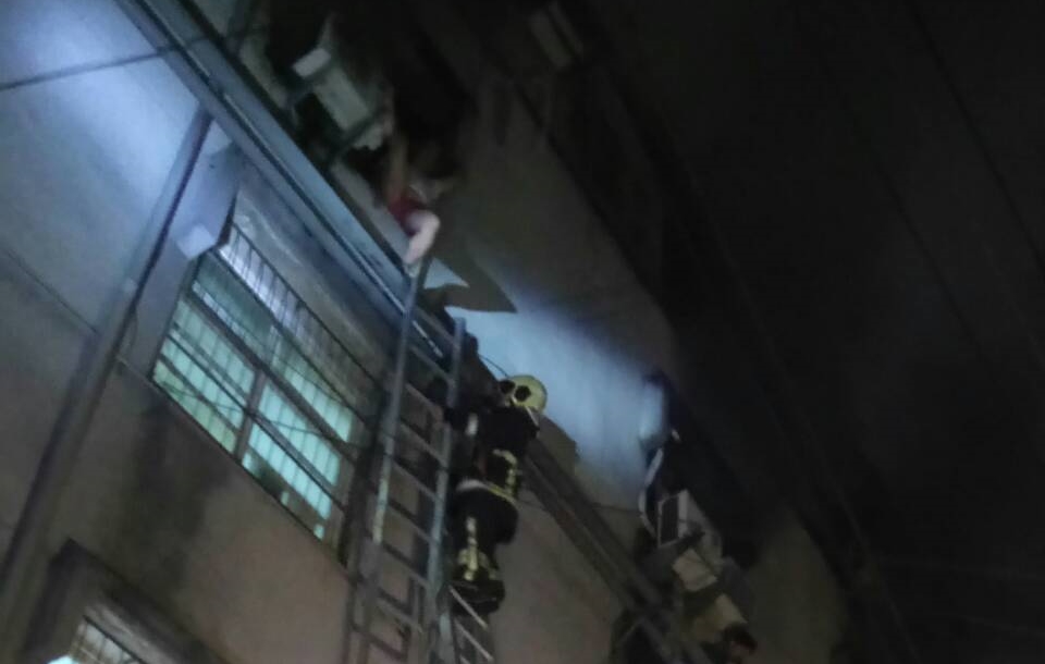 消防人員布水線與雲梯搶救火勢。（警方提供）