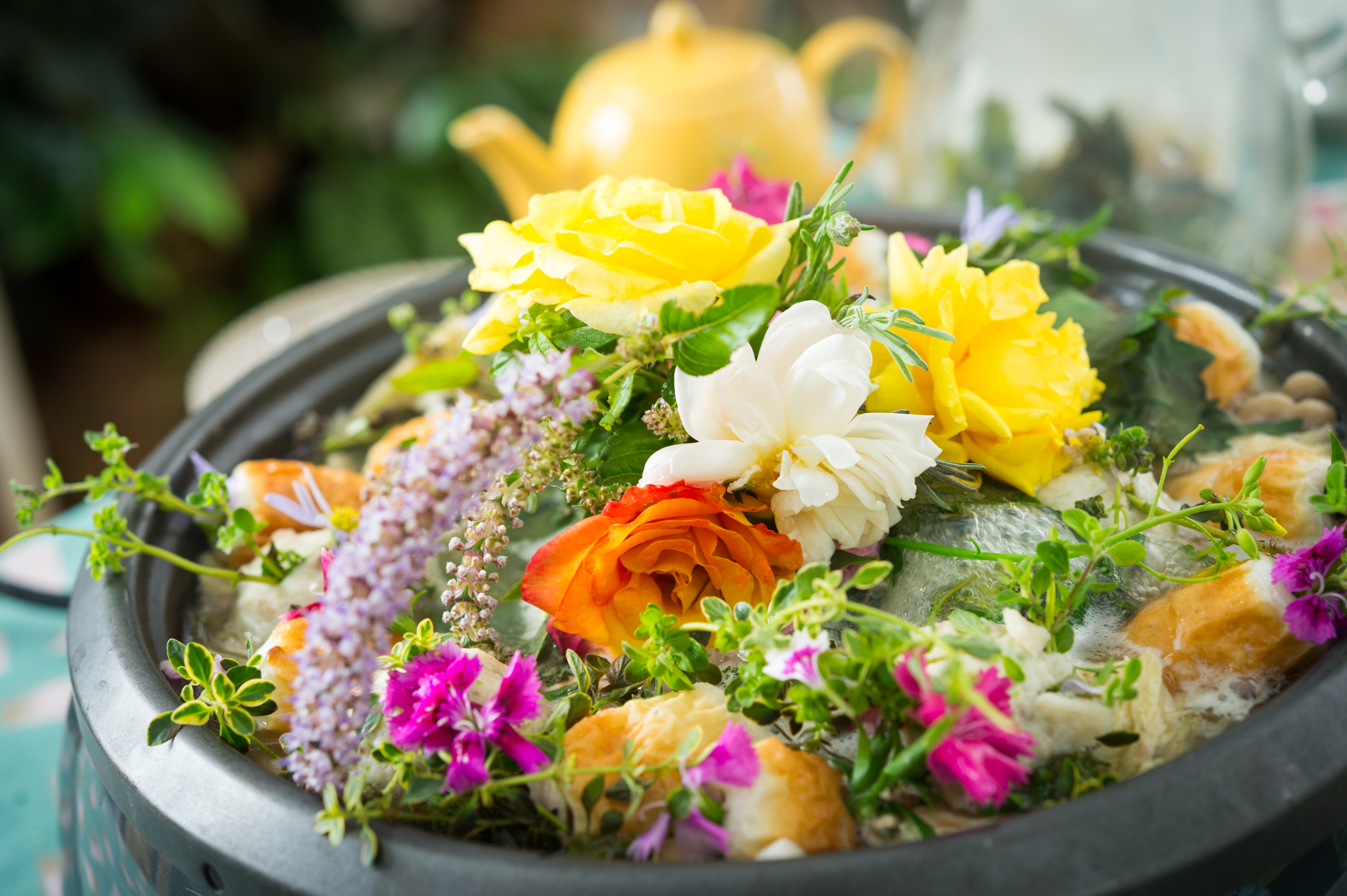燦爛繽紛的可食花卉加到火鍋裡烹煮，花香令人印象深刻。