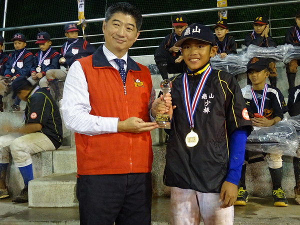 重光盃全國少棒賽，冠亞軍之爭桃園內戰，由龜山奪冠，投手林維恩完投6局獲得MVP。（台北市棒球協會提供）