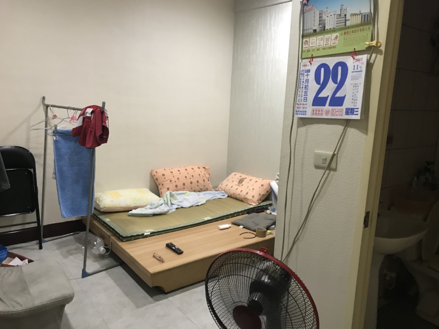 中和起火套房內部，每間僅有3坪大小，每間租金為5,000元。（消防提供）