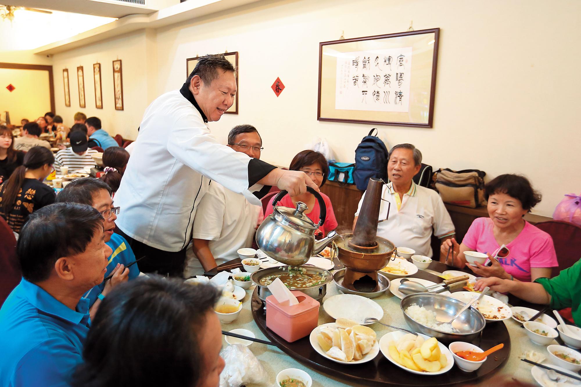 小米（左1）除了拿手好菜，本人也是店裡活招牌，只要忙完廚房事情，就會出來招呼老客人，寒暄問暖，許多熟客都變好友。
