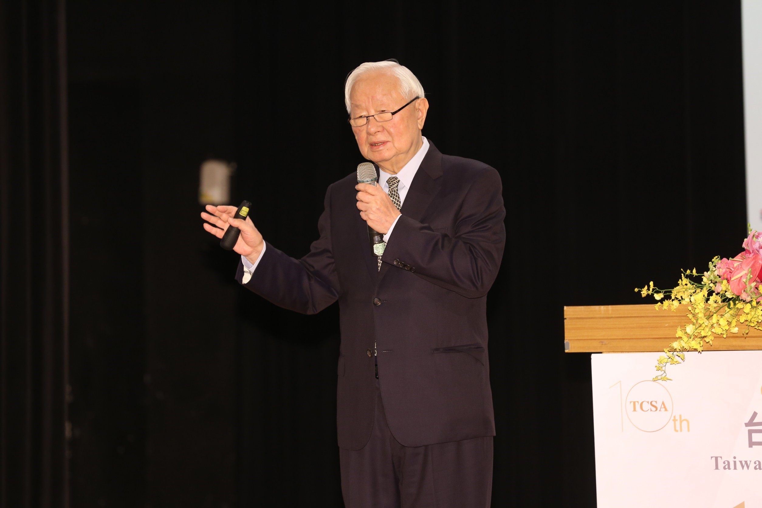 張忠謀今獲頒台灣企業永續講終身成就獎，他在演講中表示，工作與生活平衡很重要。
