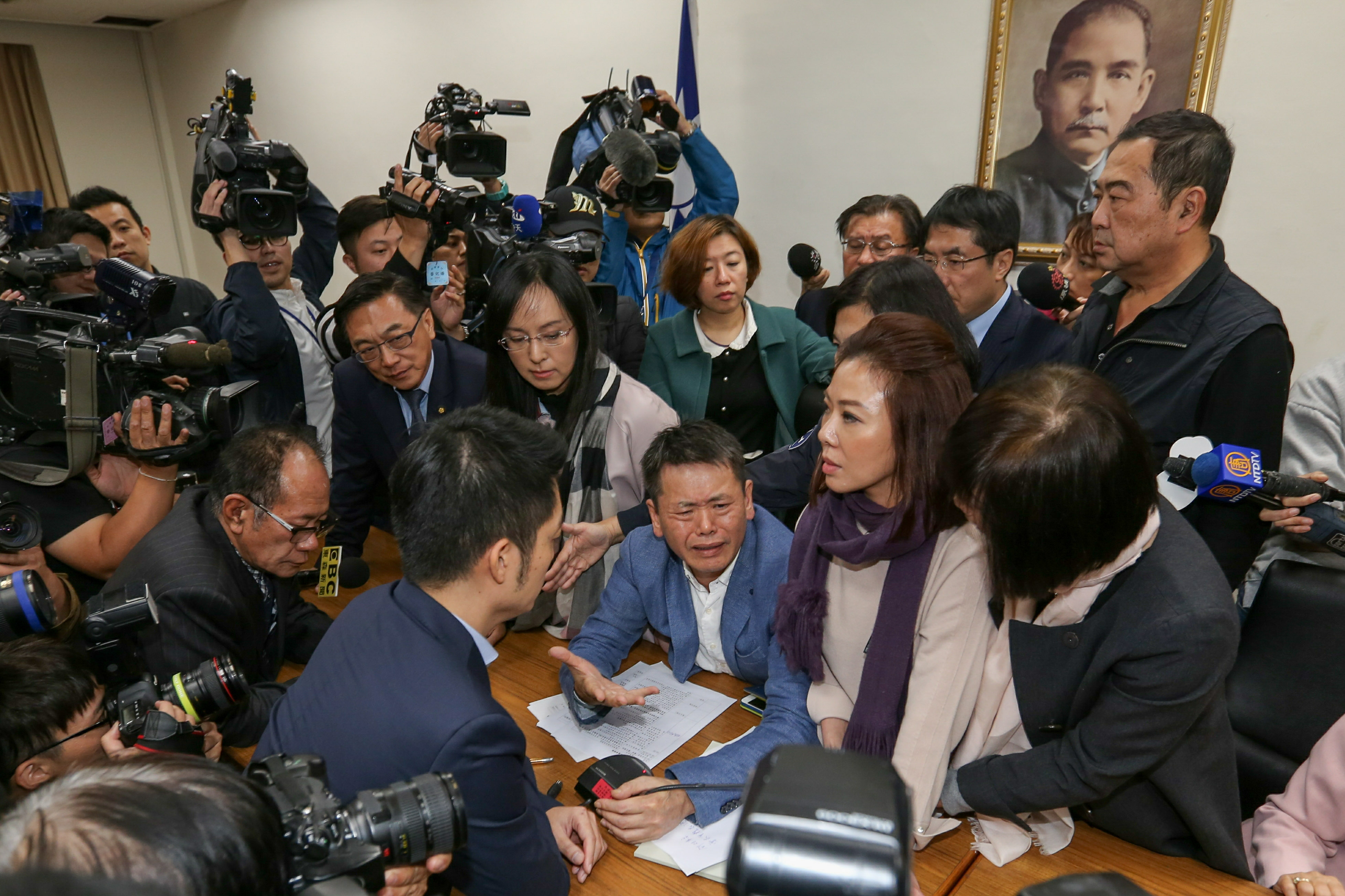 國民黨立委蔣萬安提案，要求逐條討論不得限制立委發言時間，國民黨表決意外贏民進黨。