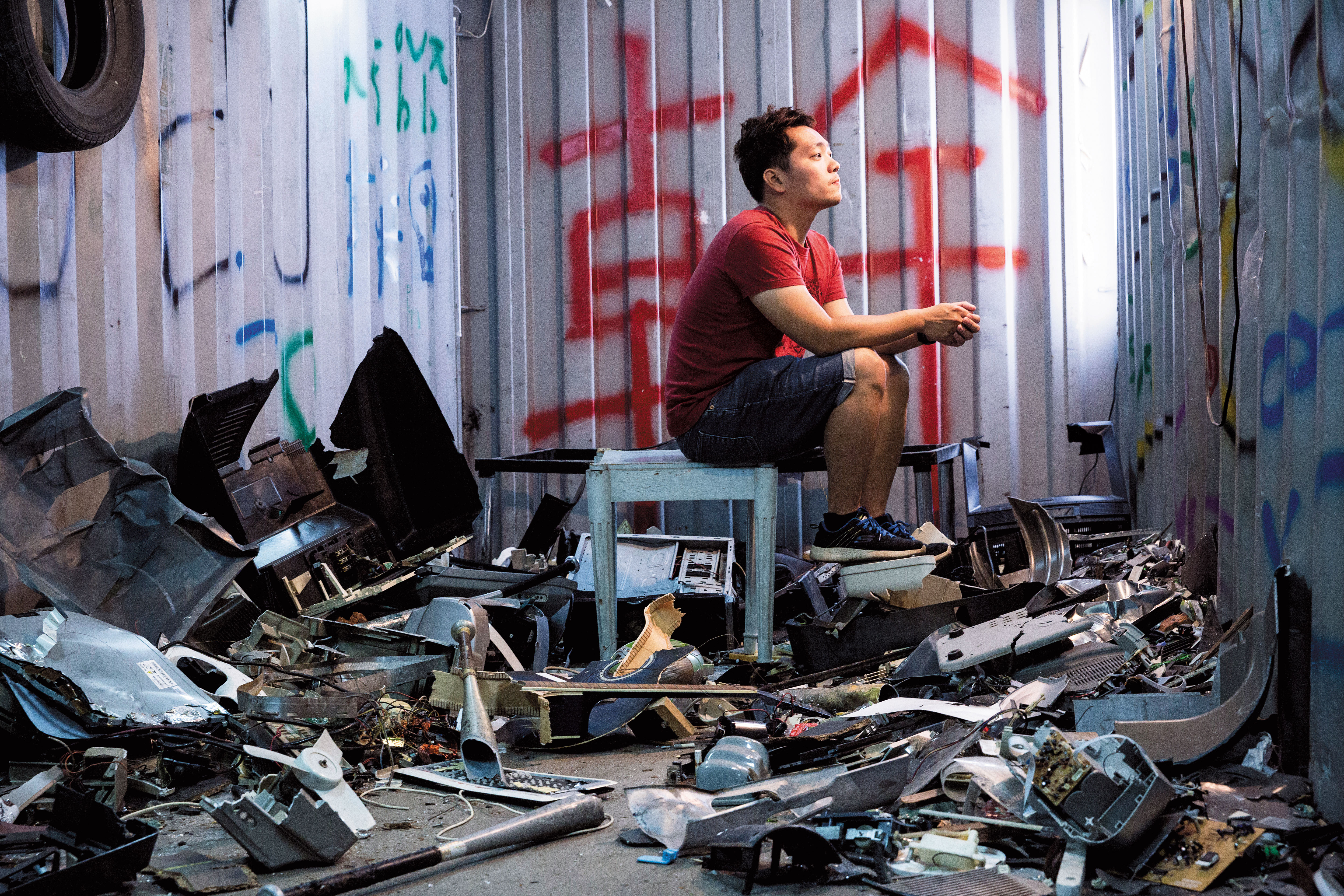 Joe以貨櫃打造憤怒屋，裡頭全是客人砸碎的物品。