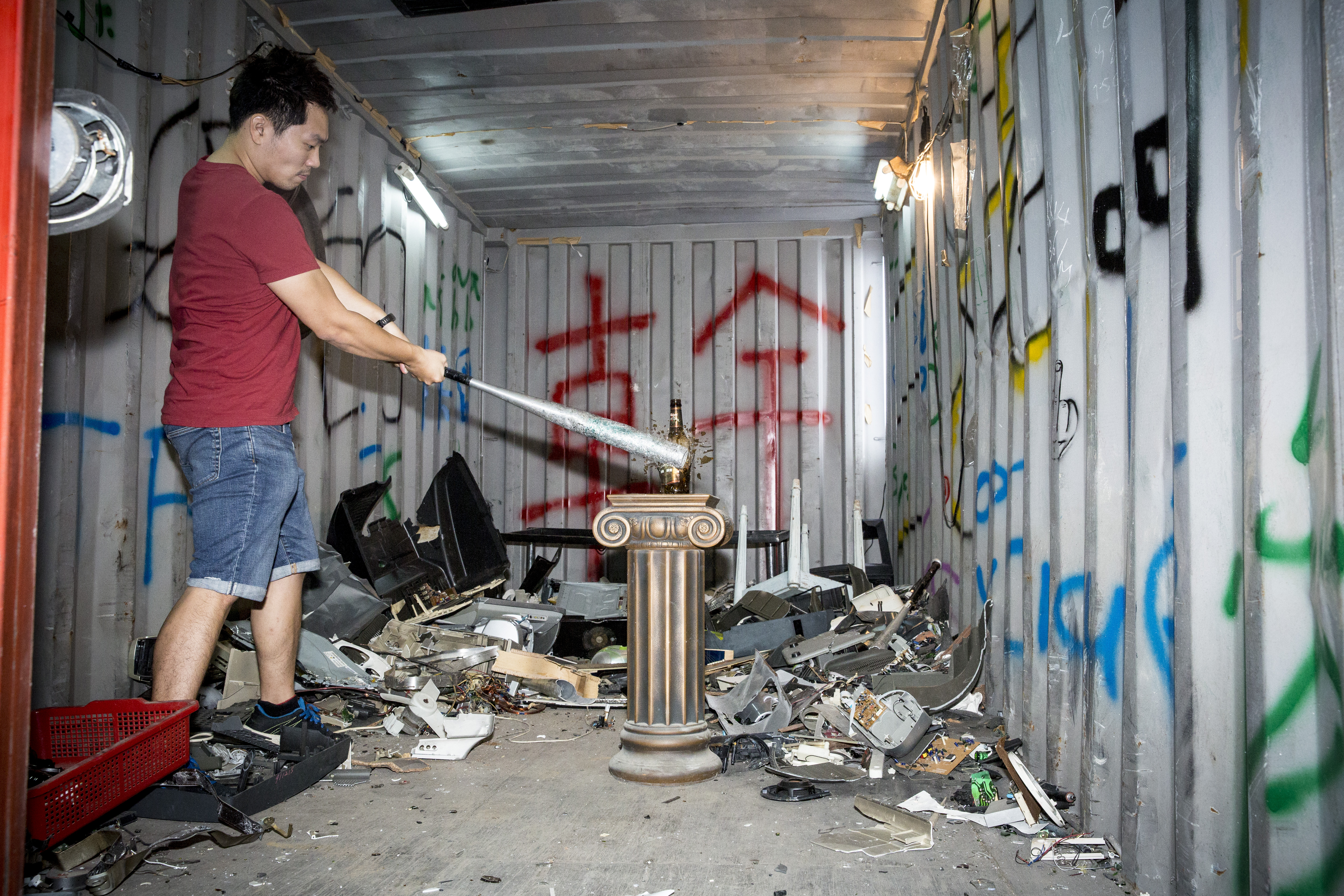 Joe在新北市八里開辦「憤怒屋」，讓消費者可發洩心中怒氣。