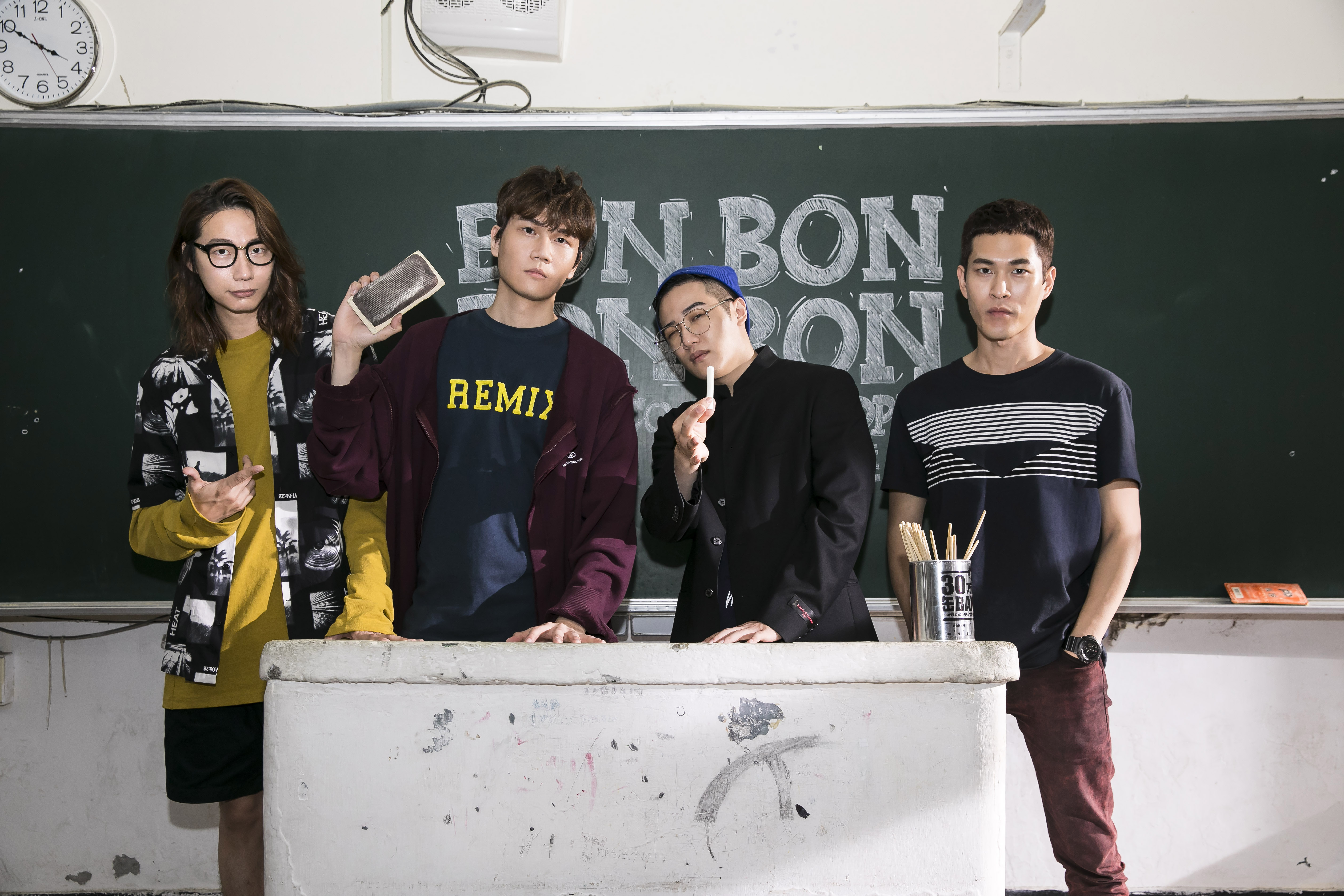 宇宙人為了新歌〈Bon Bon Bon Bon〉，重返母校建中拍攝MV。（相信音樂提供）