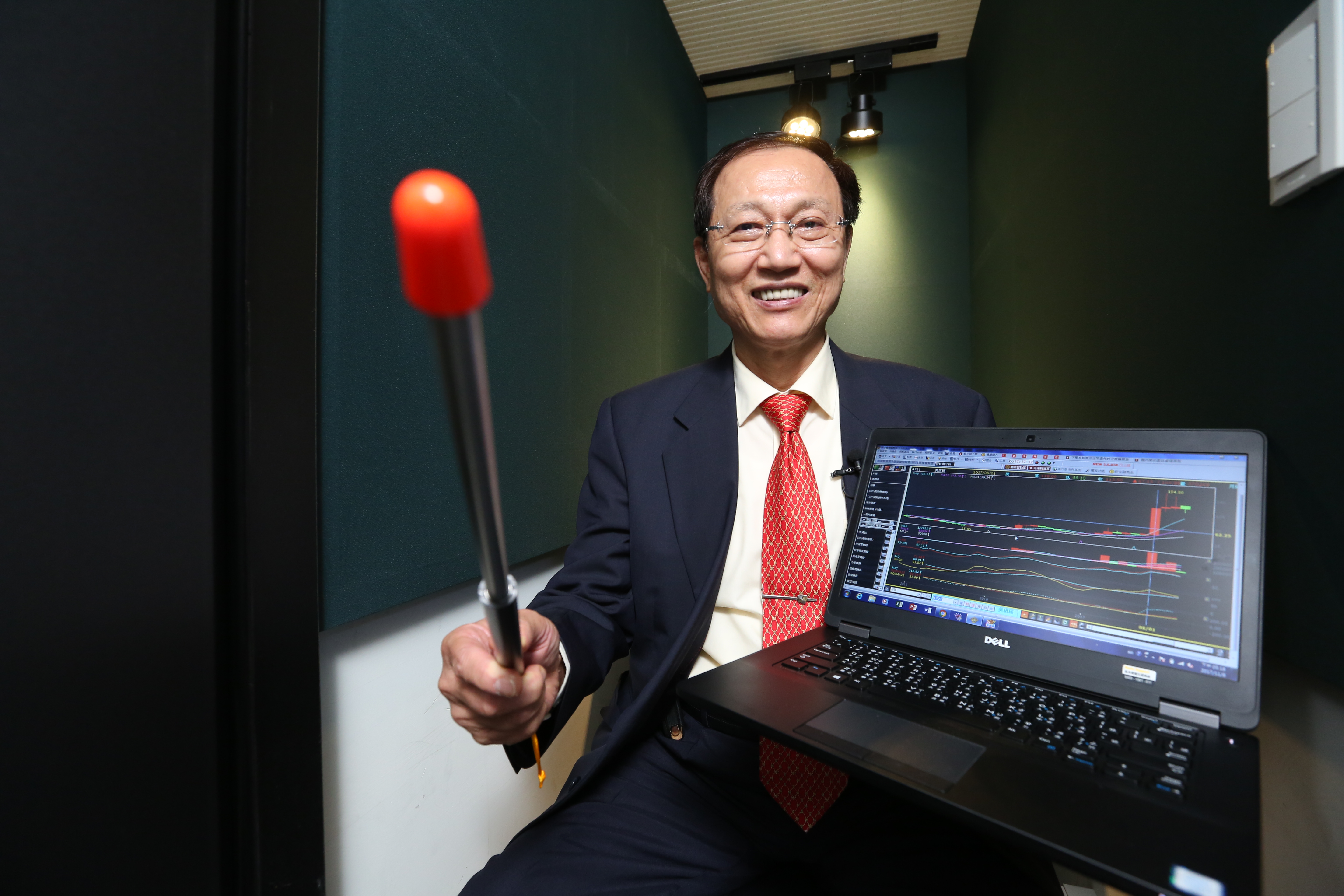 陳霖透露，若看到一檔股票的短、中、長期均線皆糾結在一起，一定要多加留意。