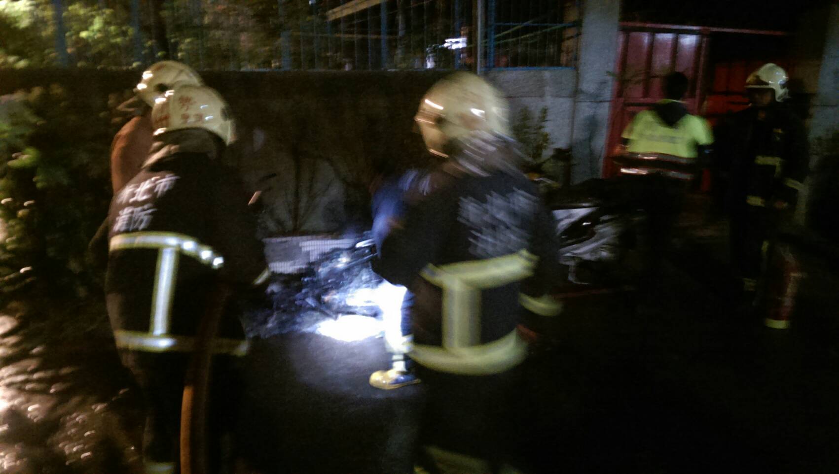 李嫌今年6月曾縱火燒機車，造成一台機車全毀。