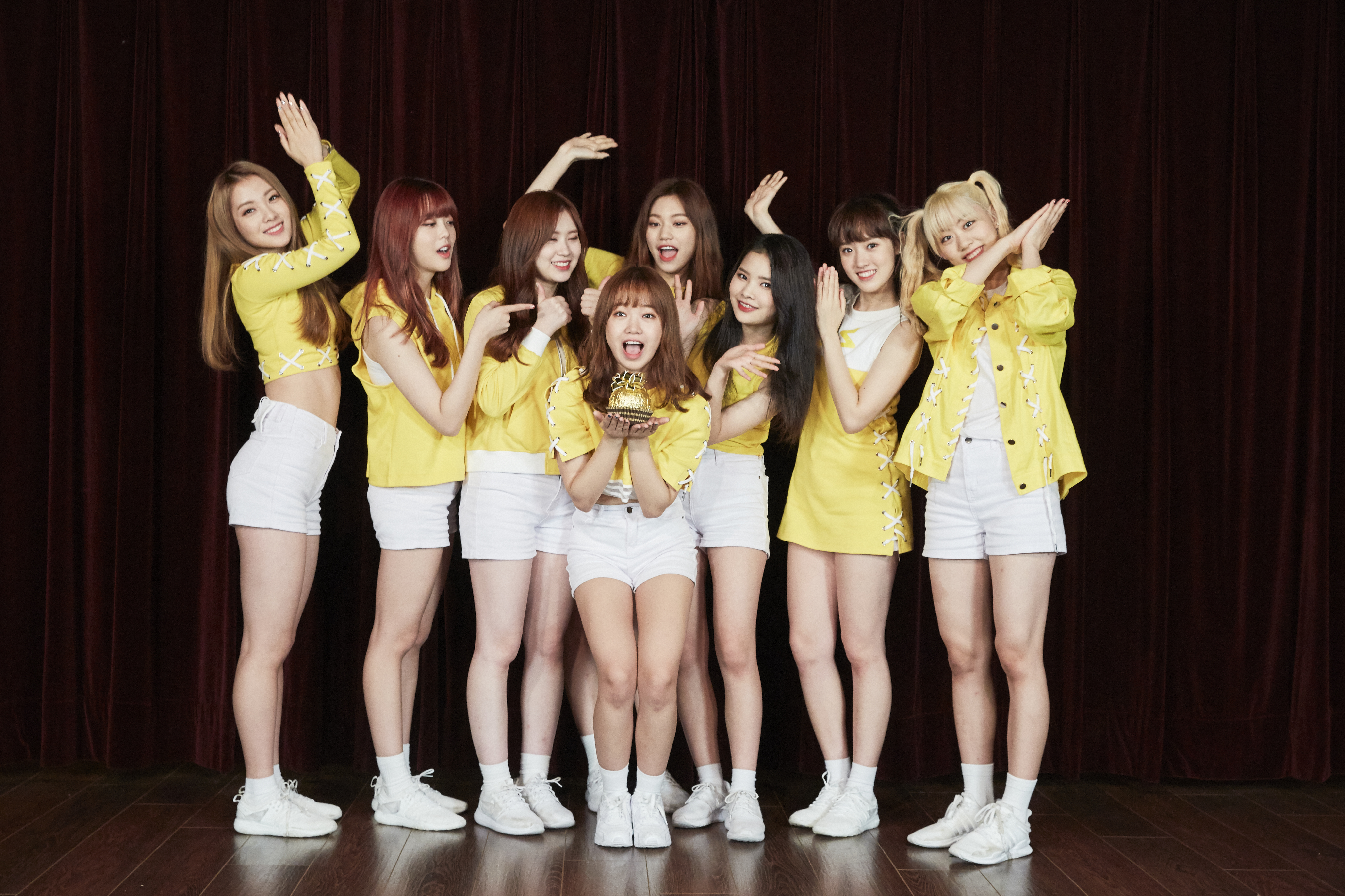 WEKI MEKI成員有情（中）在台灣慶祝18歲生日，成員「熱情」為她慶生。