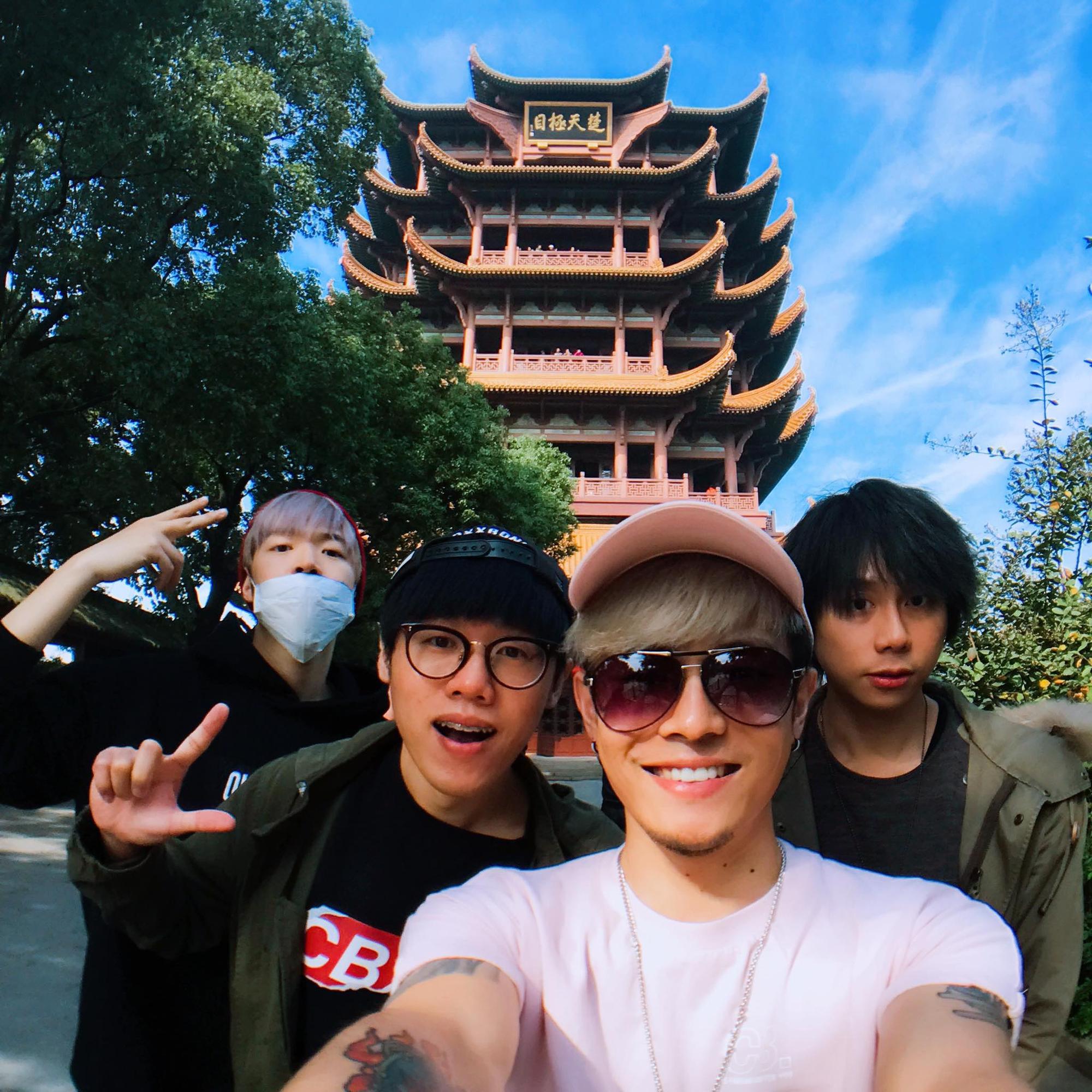 八三夭日前赴武漢商演加校園巡演，還一遊古詩詞中出現的黃鶴樓。（滾石提供）